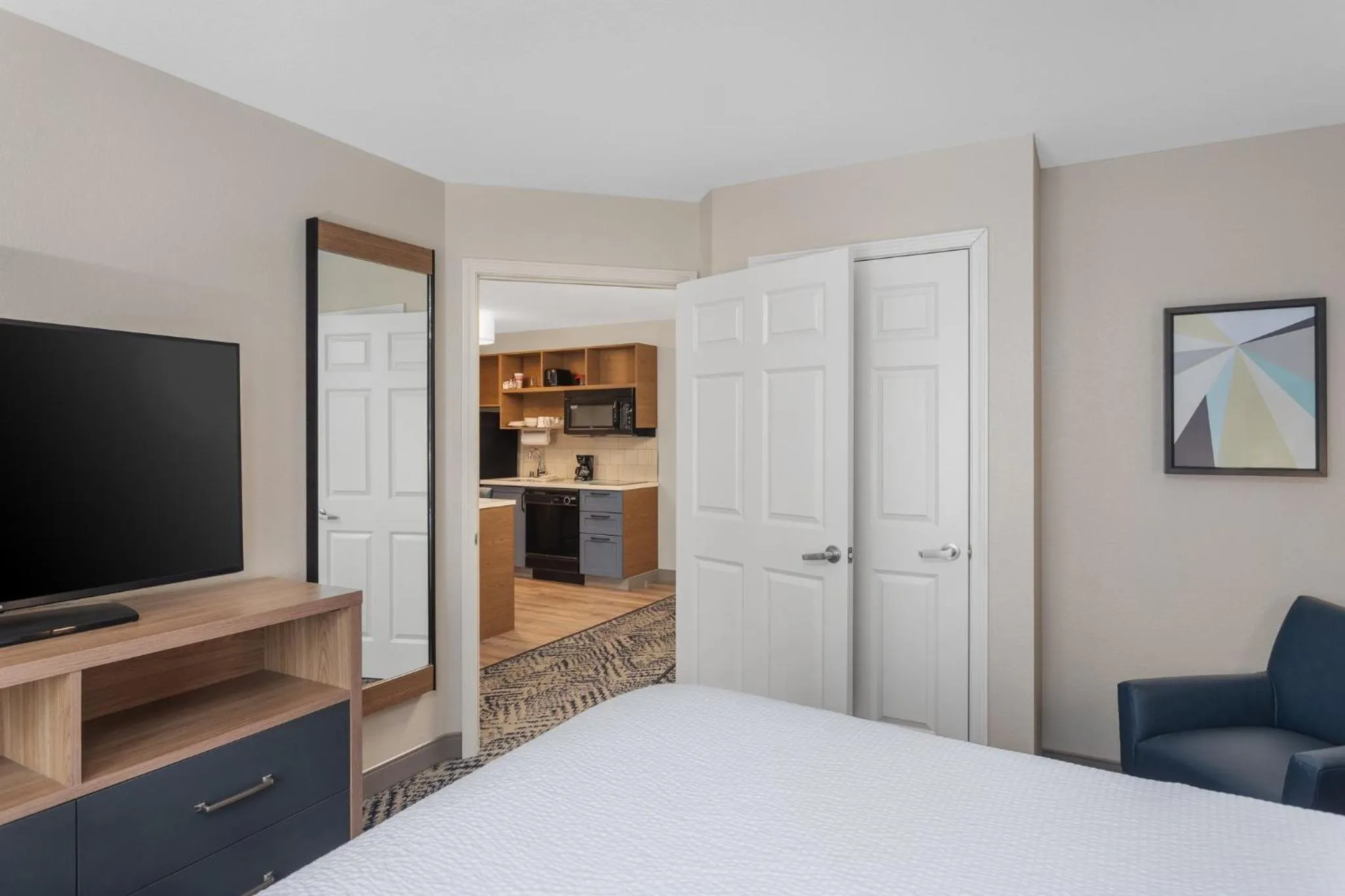 Photo of the whole room, Bed in Candlewood Suites La Crosse by IHG