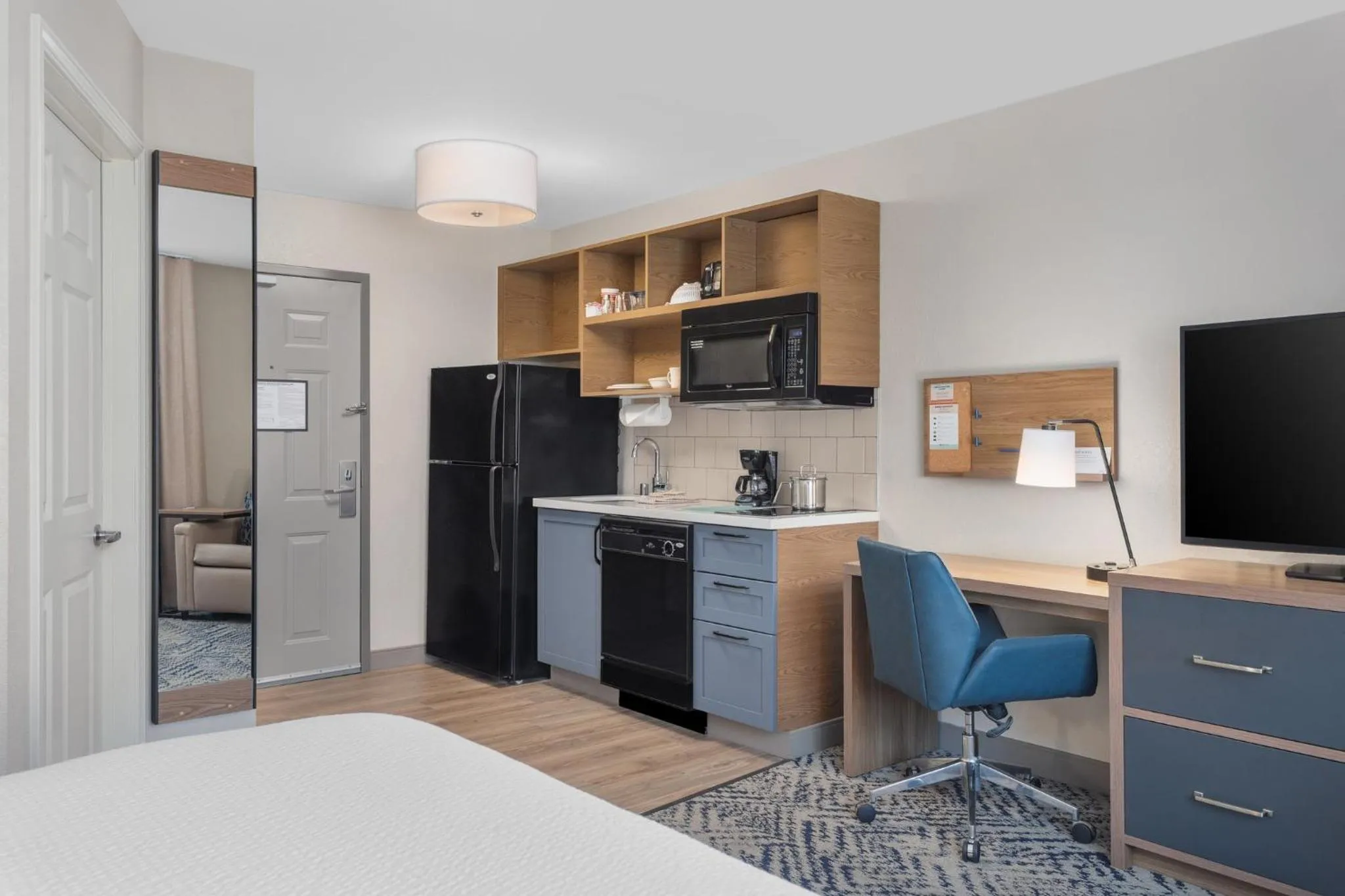 Photo of the whole room, Bed in Candlewood Suites La Crosse by IHG