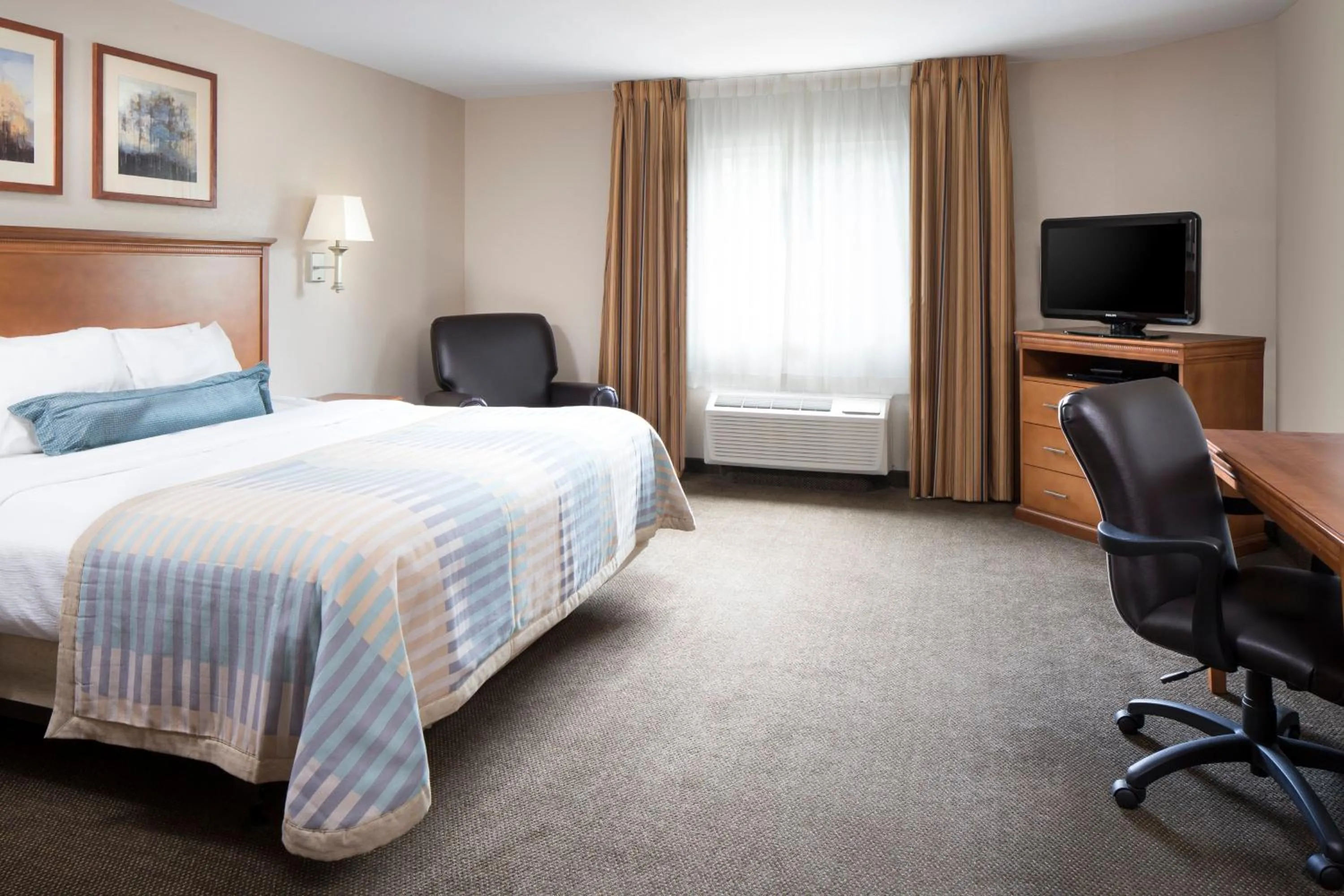 Photo of the whole room, Bed in Candlewood Suites La Crosse by IHG
