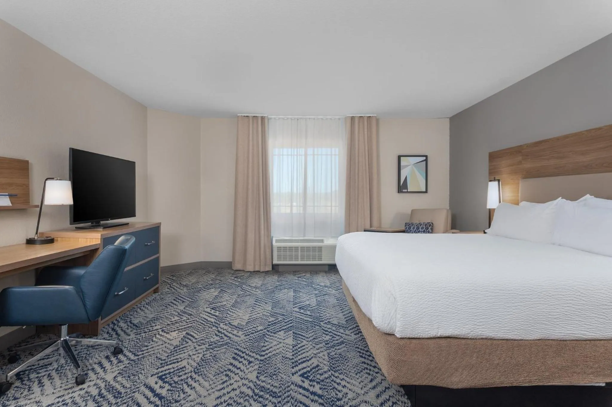 Photo of the whole room, Bed in Candlewood Suites La Crosse by IHG