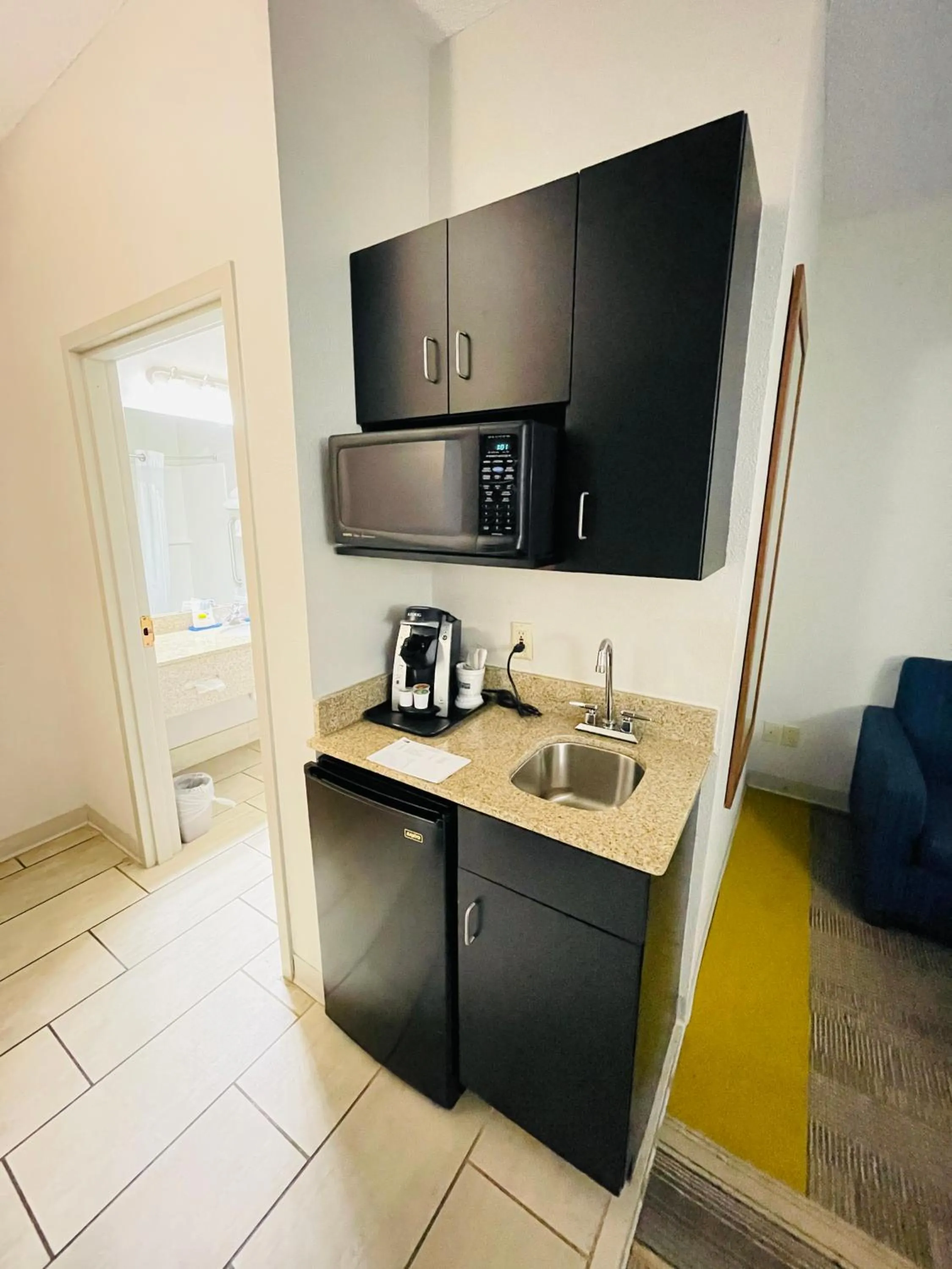 Coffee/tea facilities in Holiday Inn Express & Suites Shelbyville by IHG