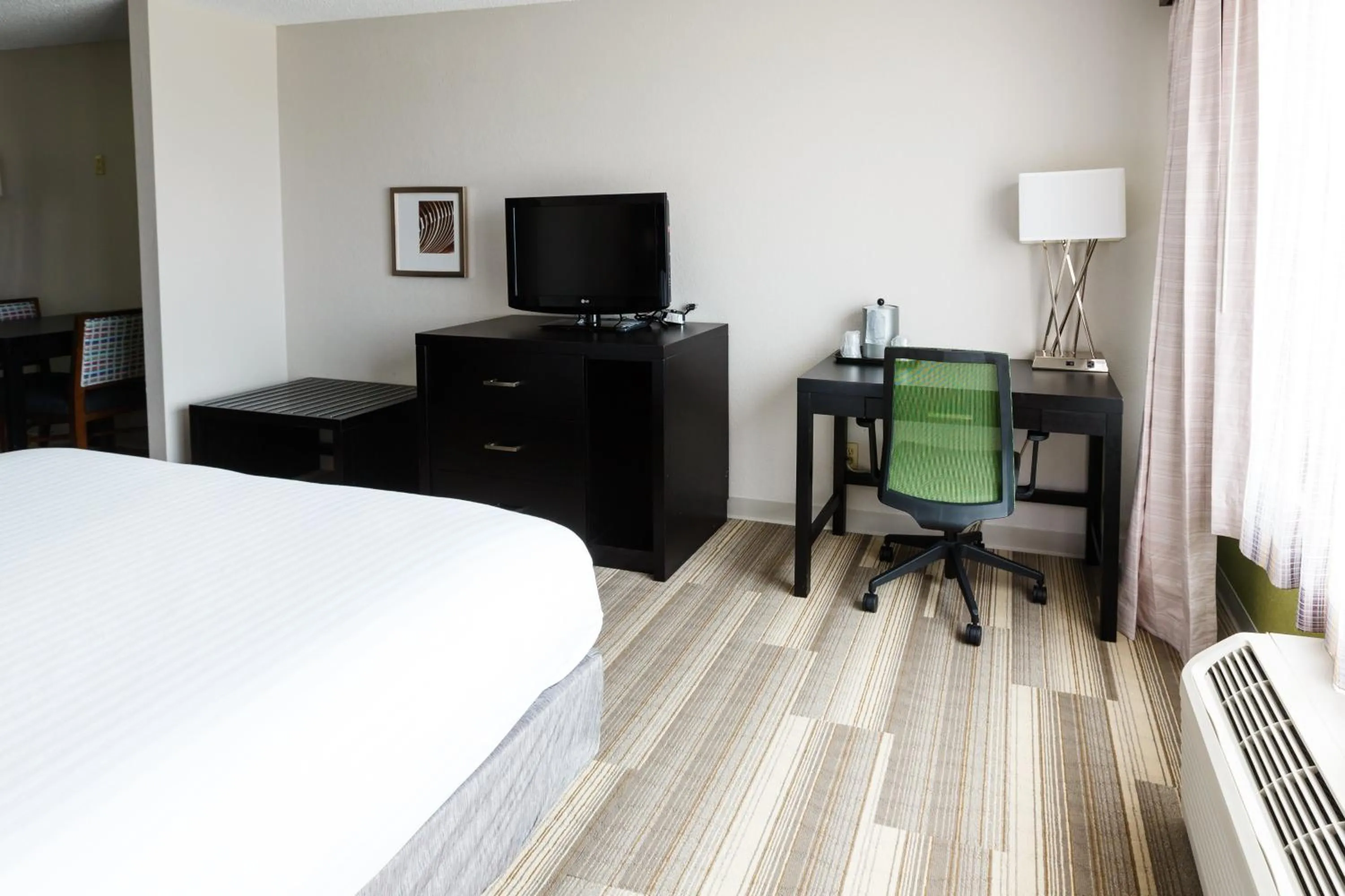 Photo of the whole room, Bed in Holiday Inn Express & Suites Shelbyville by IHG