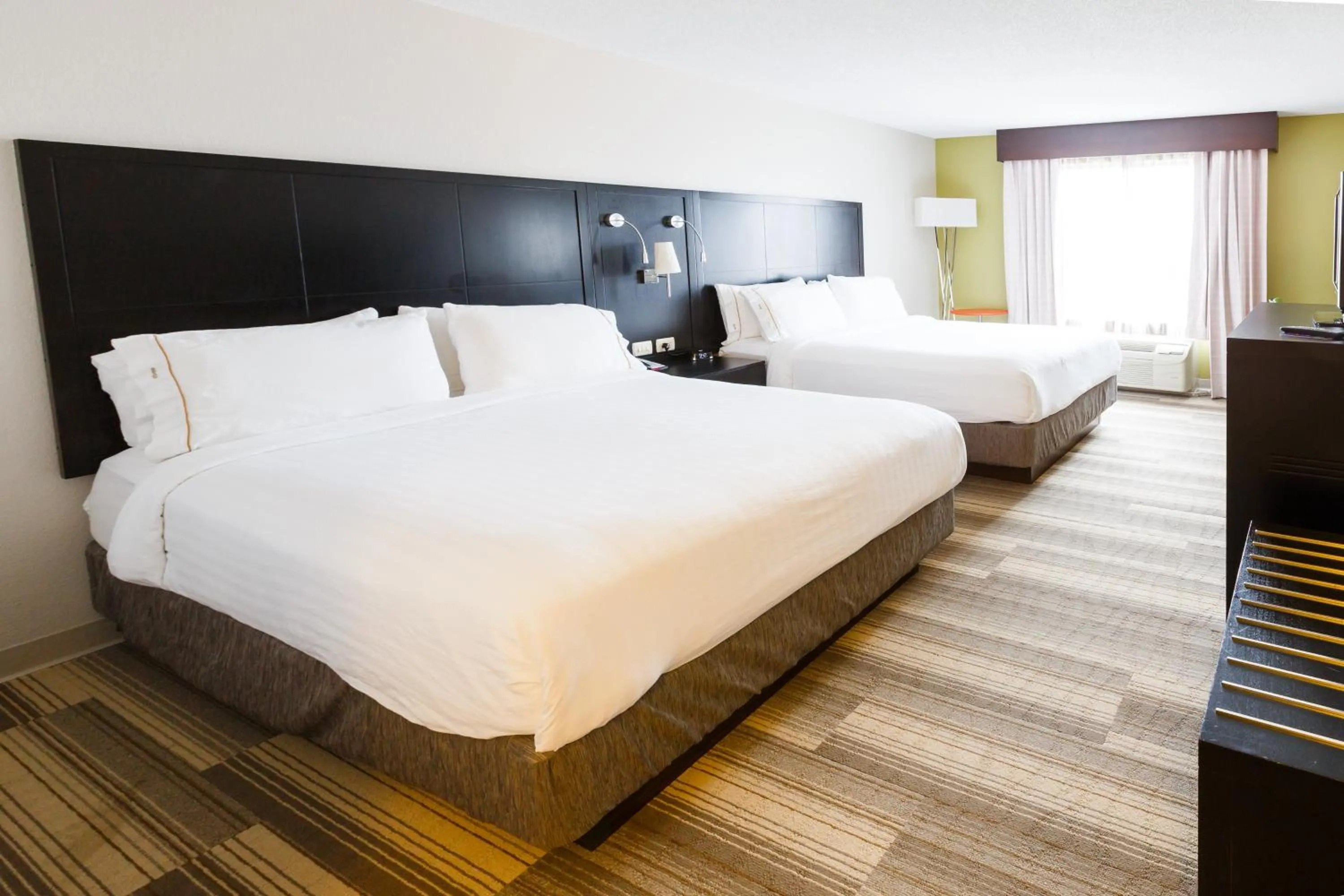 Bed in Holiday Inn Express & Suites Shelbyville by IHG