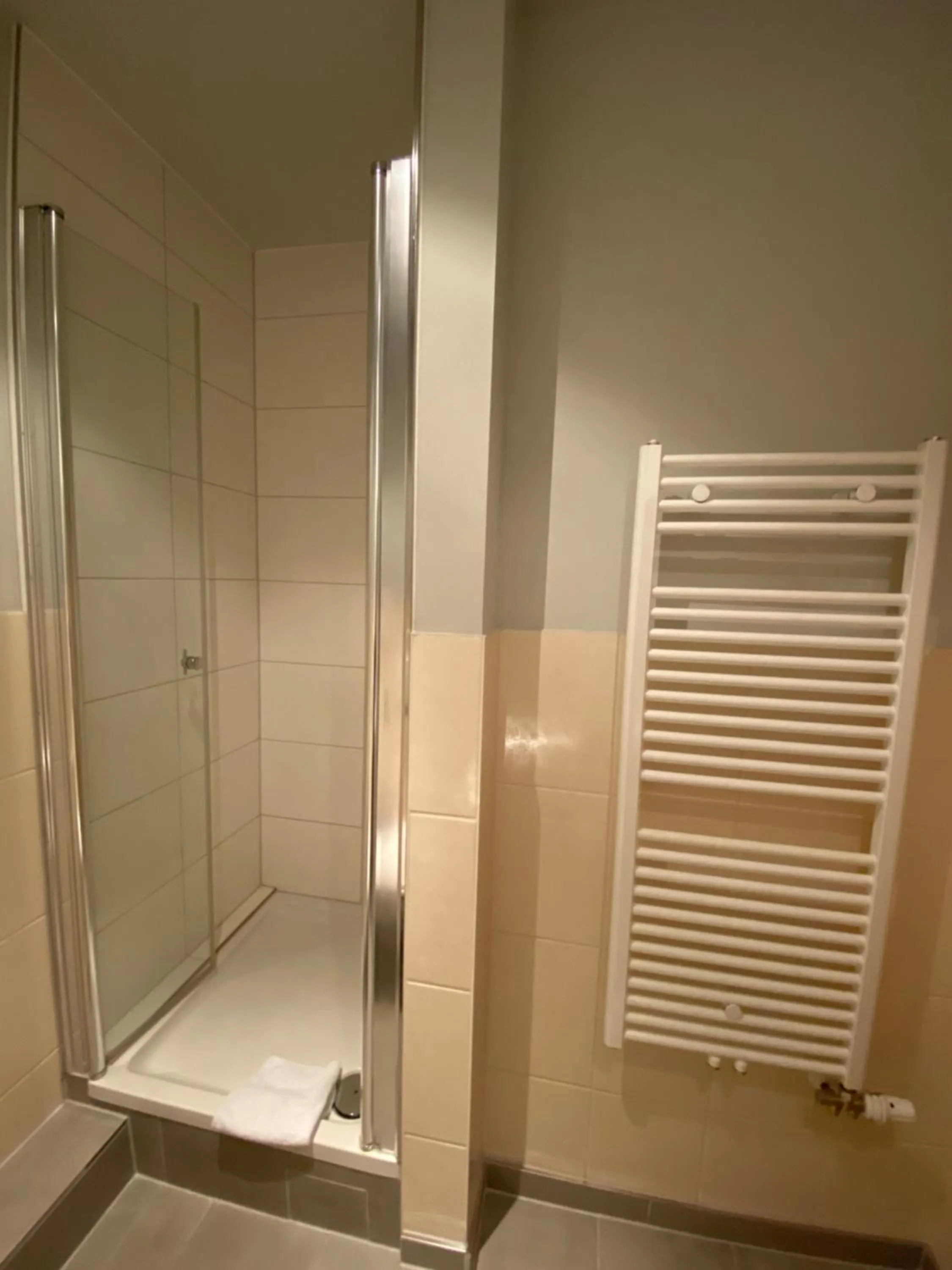 Shower in Singer109 Hostel, Hotel & Apartment