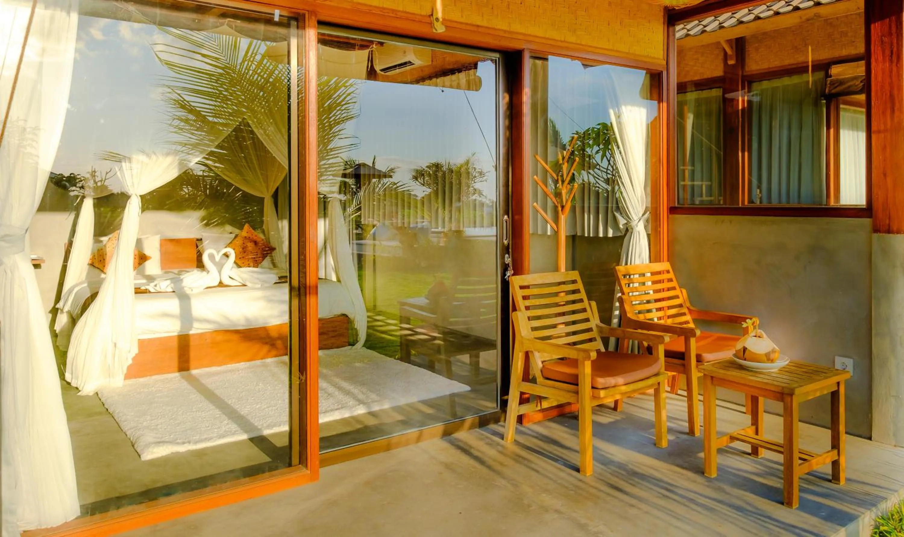 King Room with Pool View in Canggu Wooden Green Paradise