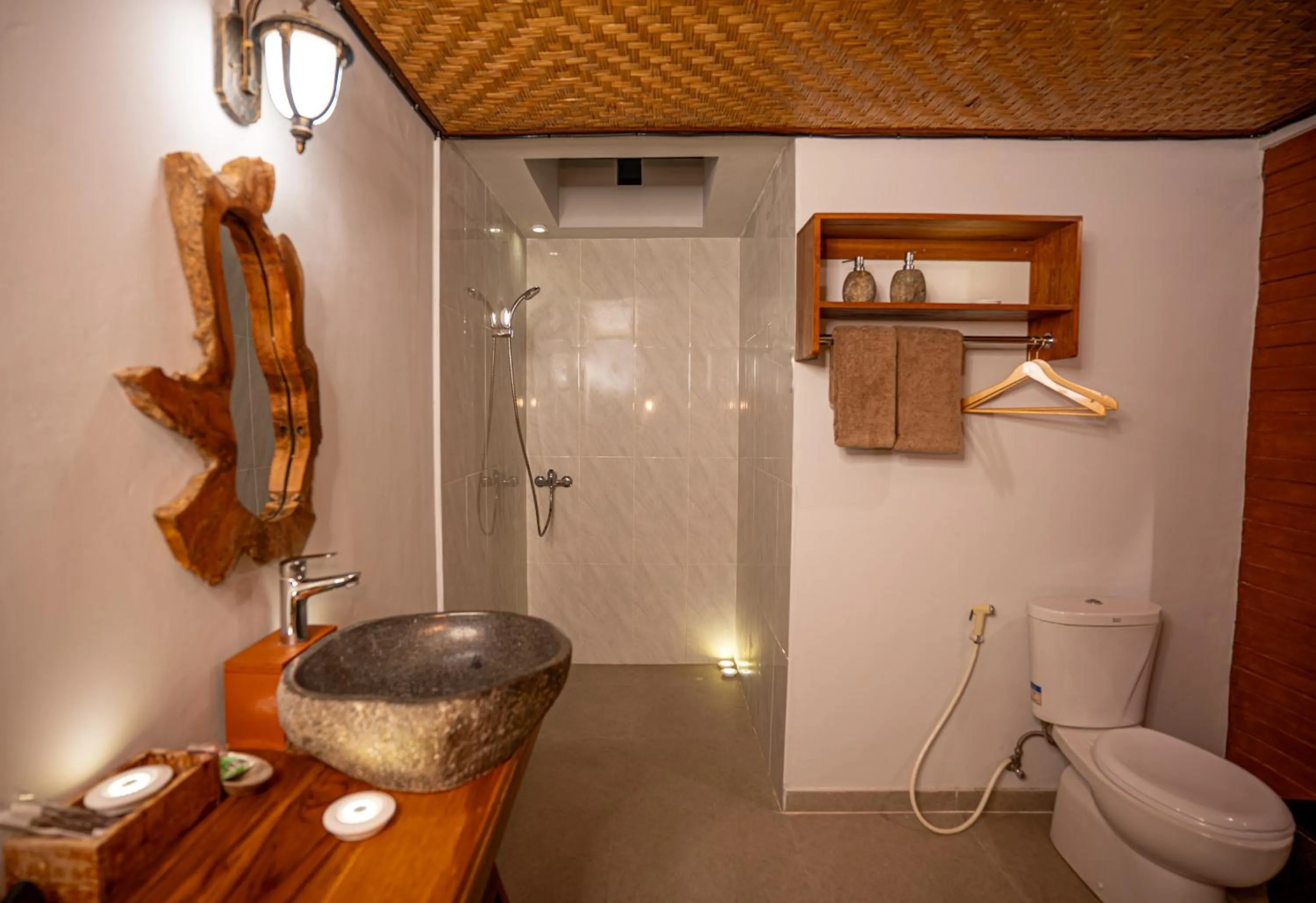 Shower in Canggu Wooden Green Paradise