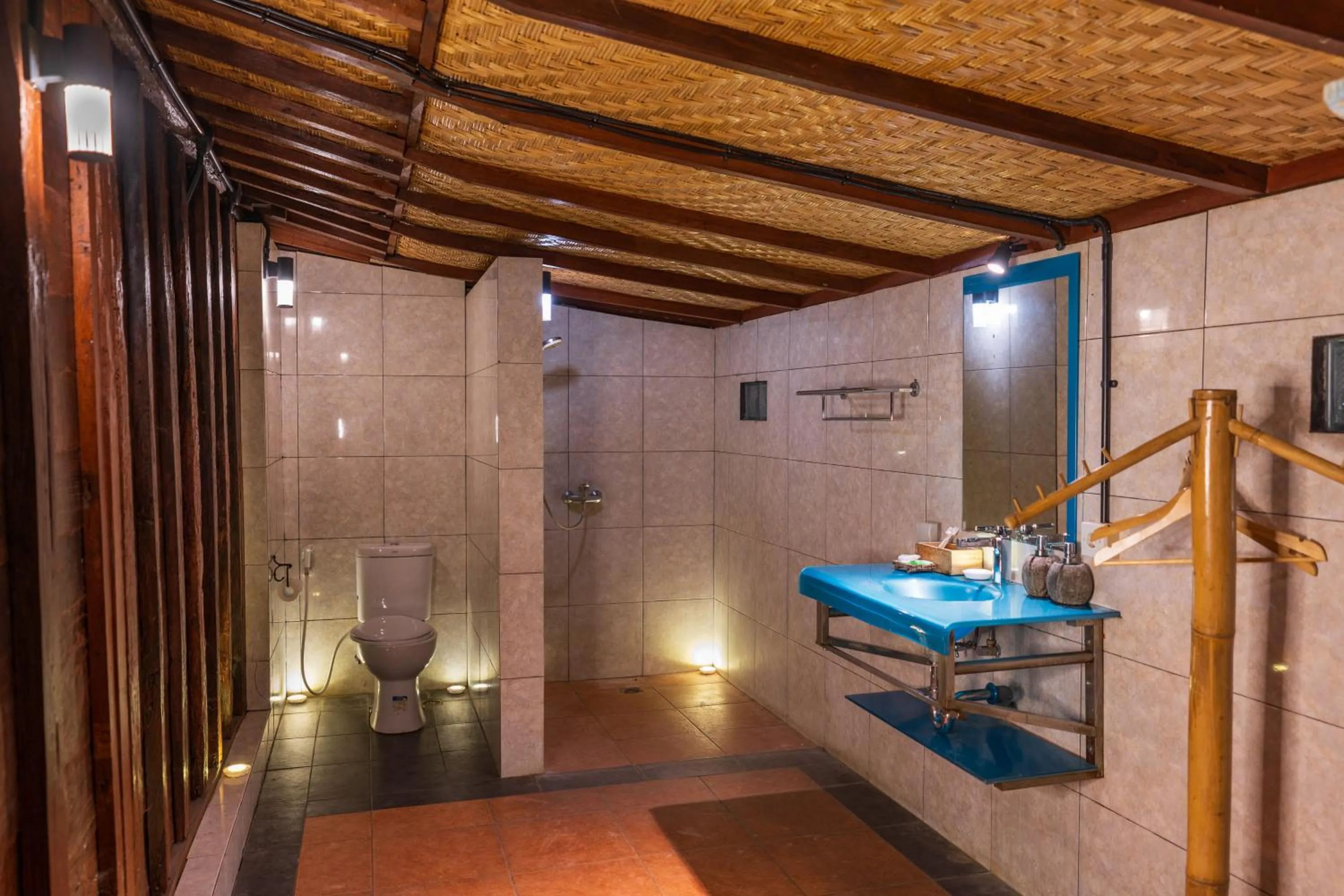 Shower in Canggu Wooden Green Paradise