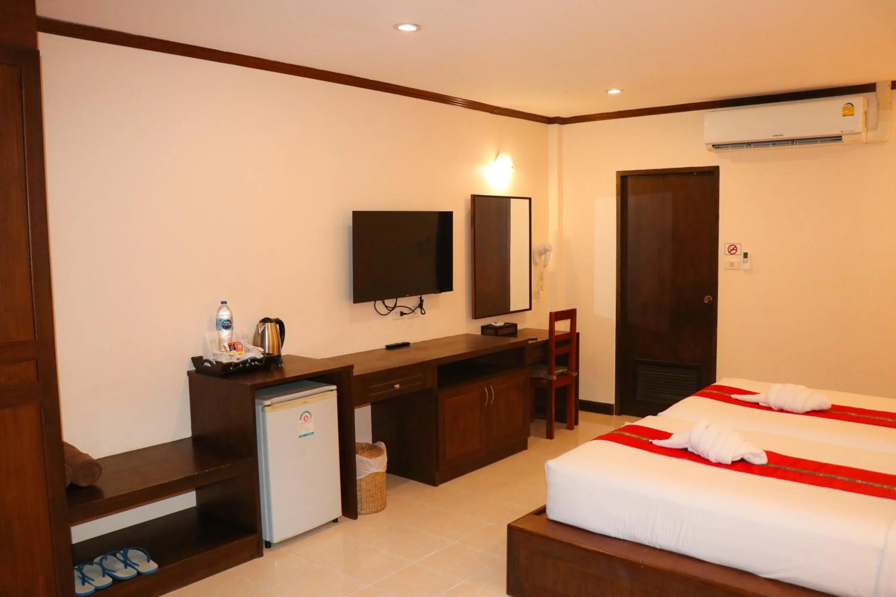 Communal lounge/ TV room, Bed in Andaman Seaside Resort Bangtao Beach