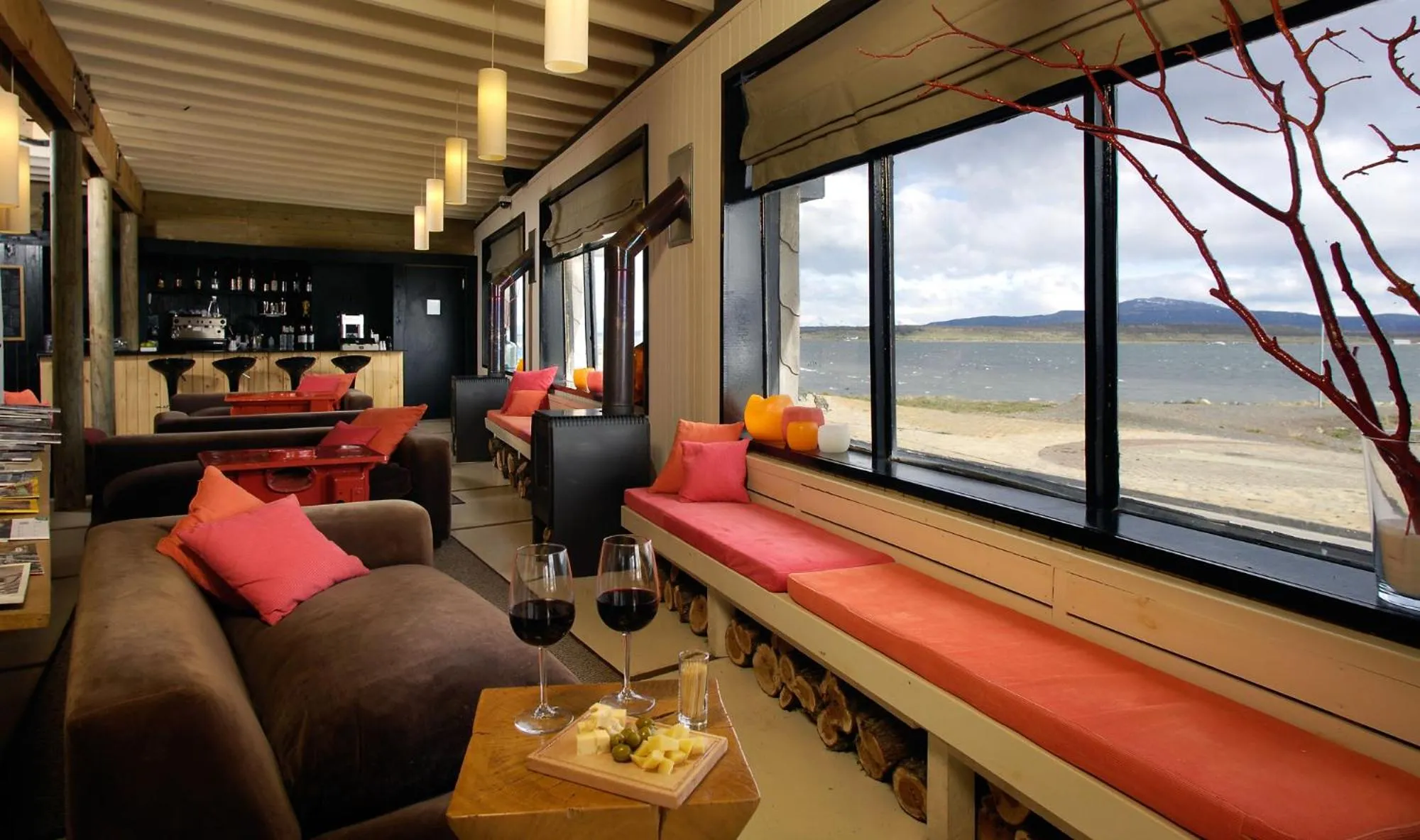Lounge or bar in NOI Indigo Patagonia