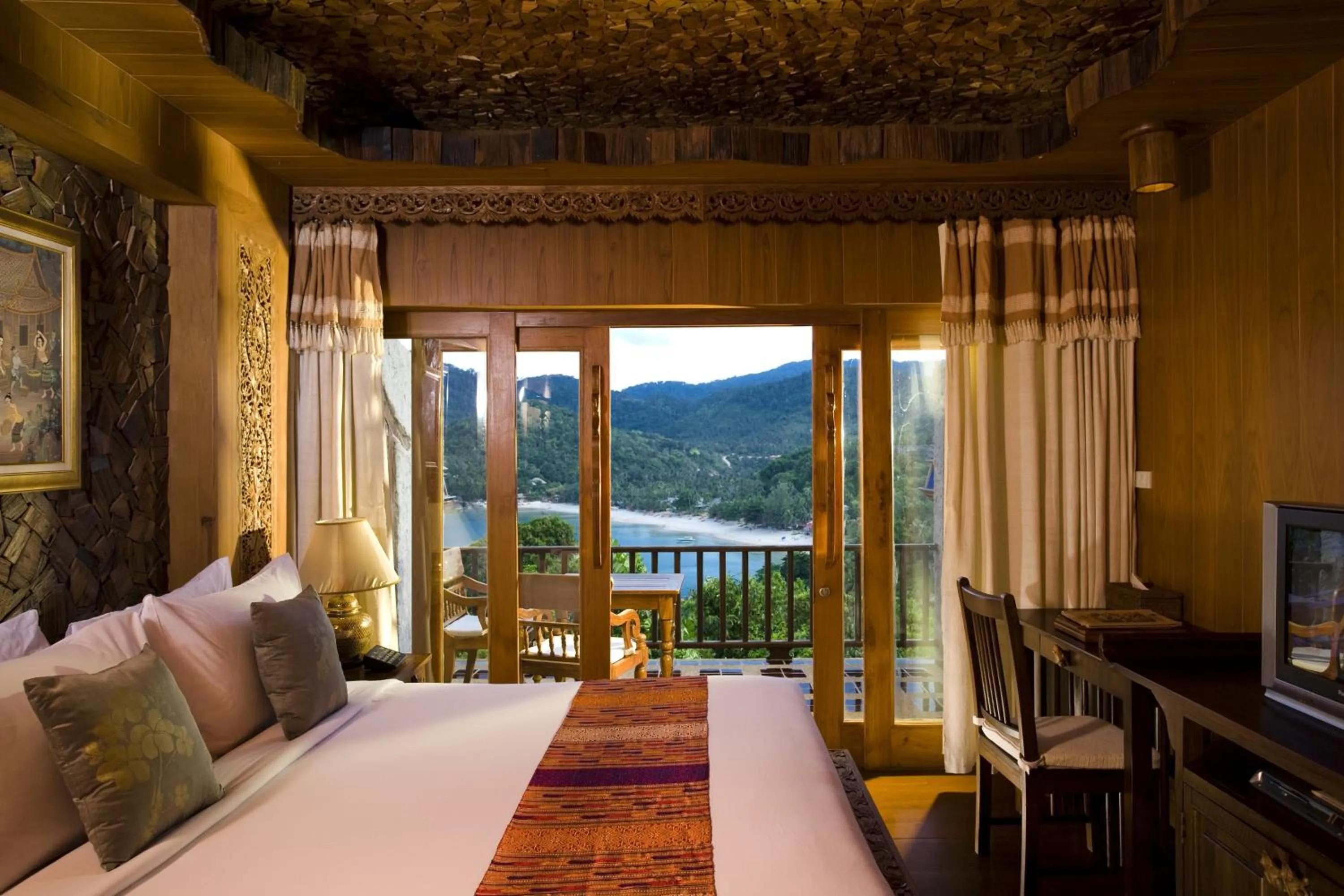 Bed in Santhiya Koh Phangan Resort and Spa