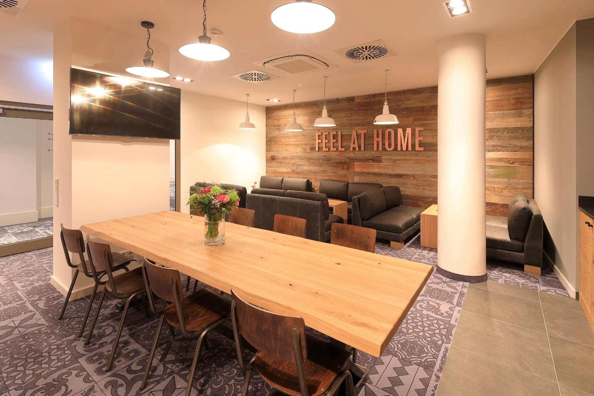 Communal lounge/ TV room in Coffee Fellows Hotel Dortmund