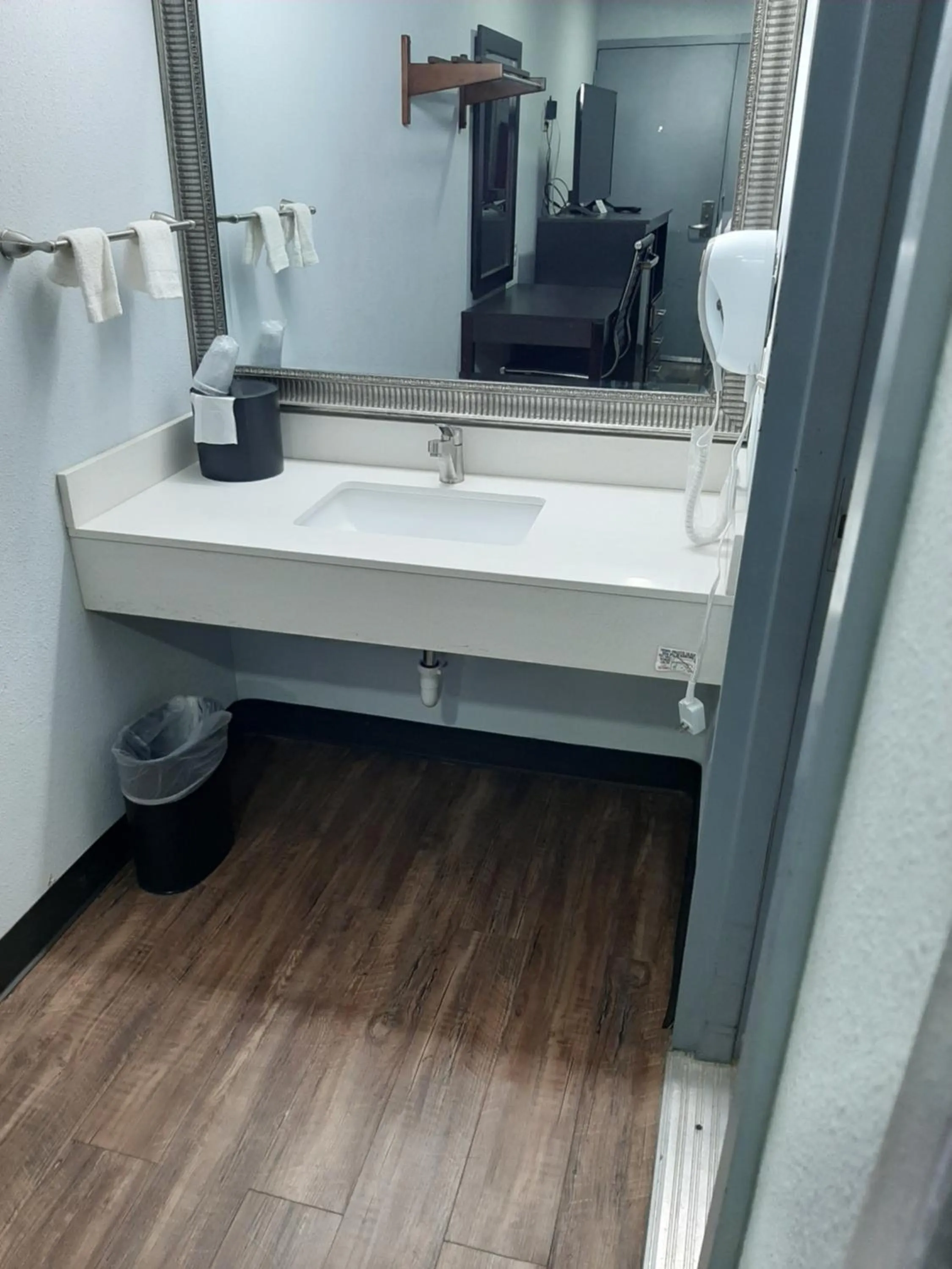 Bathroom in Hillside Motel Glen Mills