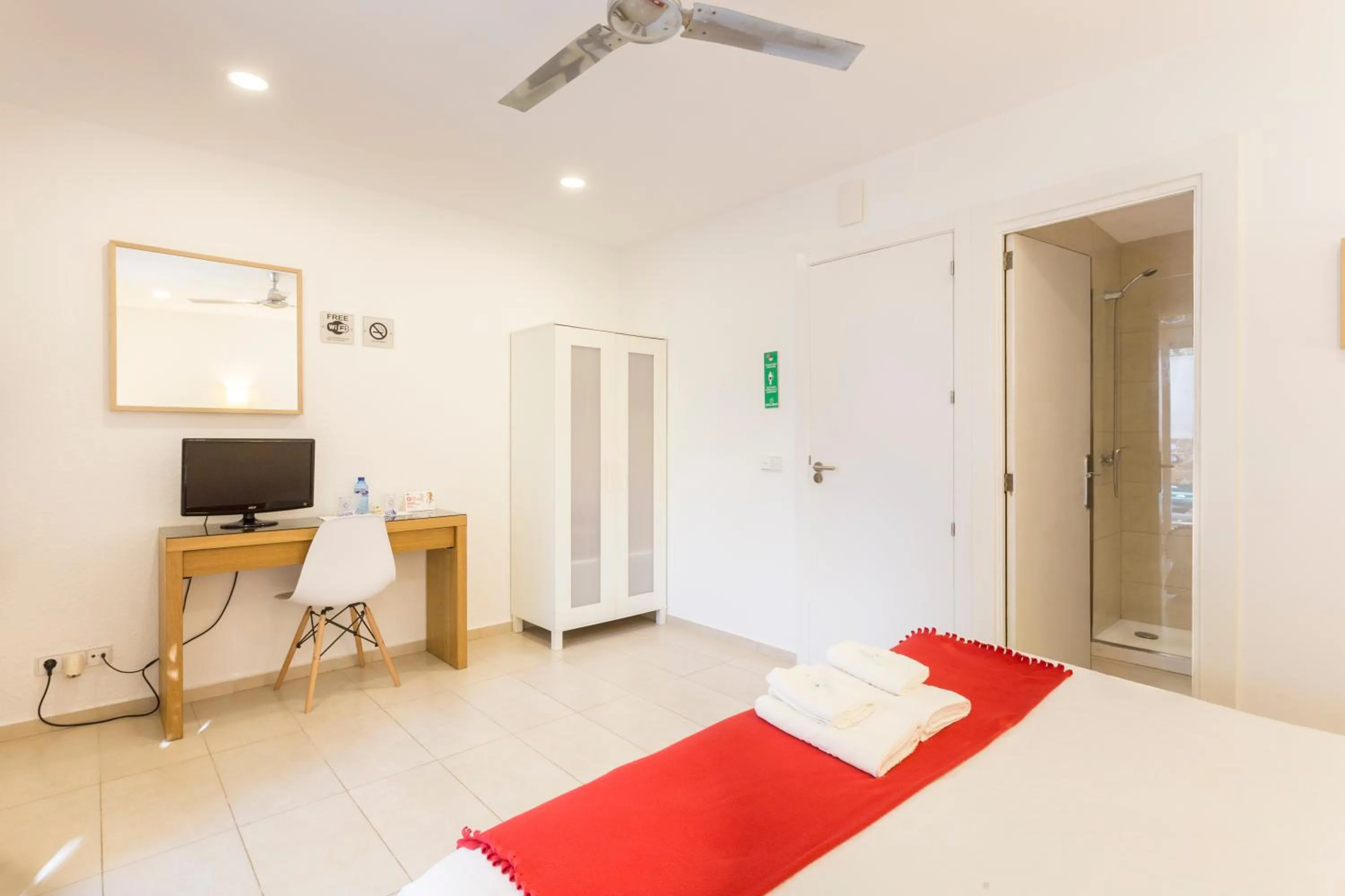 Bathroom, Bed in Hostal Bonany