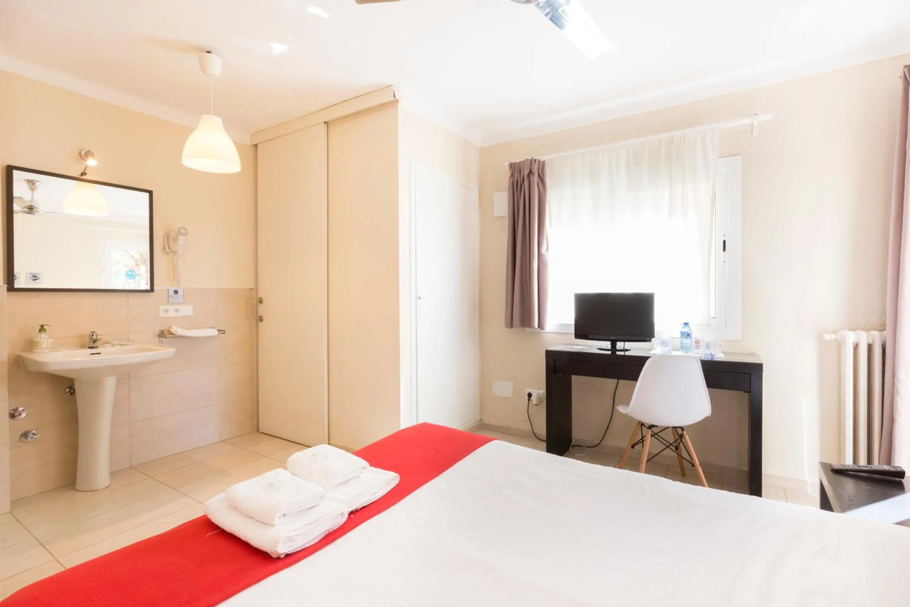 Bathroom, Bed in Hostal Bonany