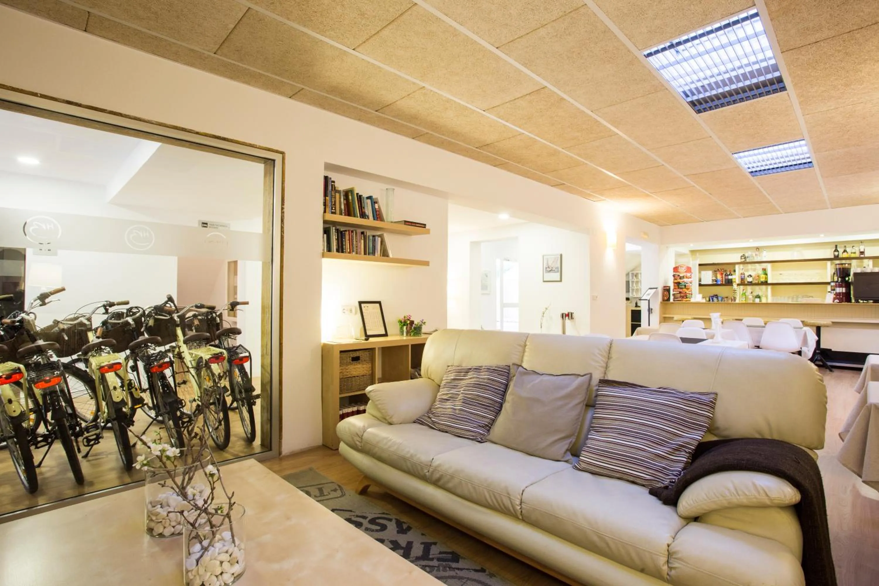 Communal lounge/ TV room in Hostal Bonany