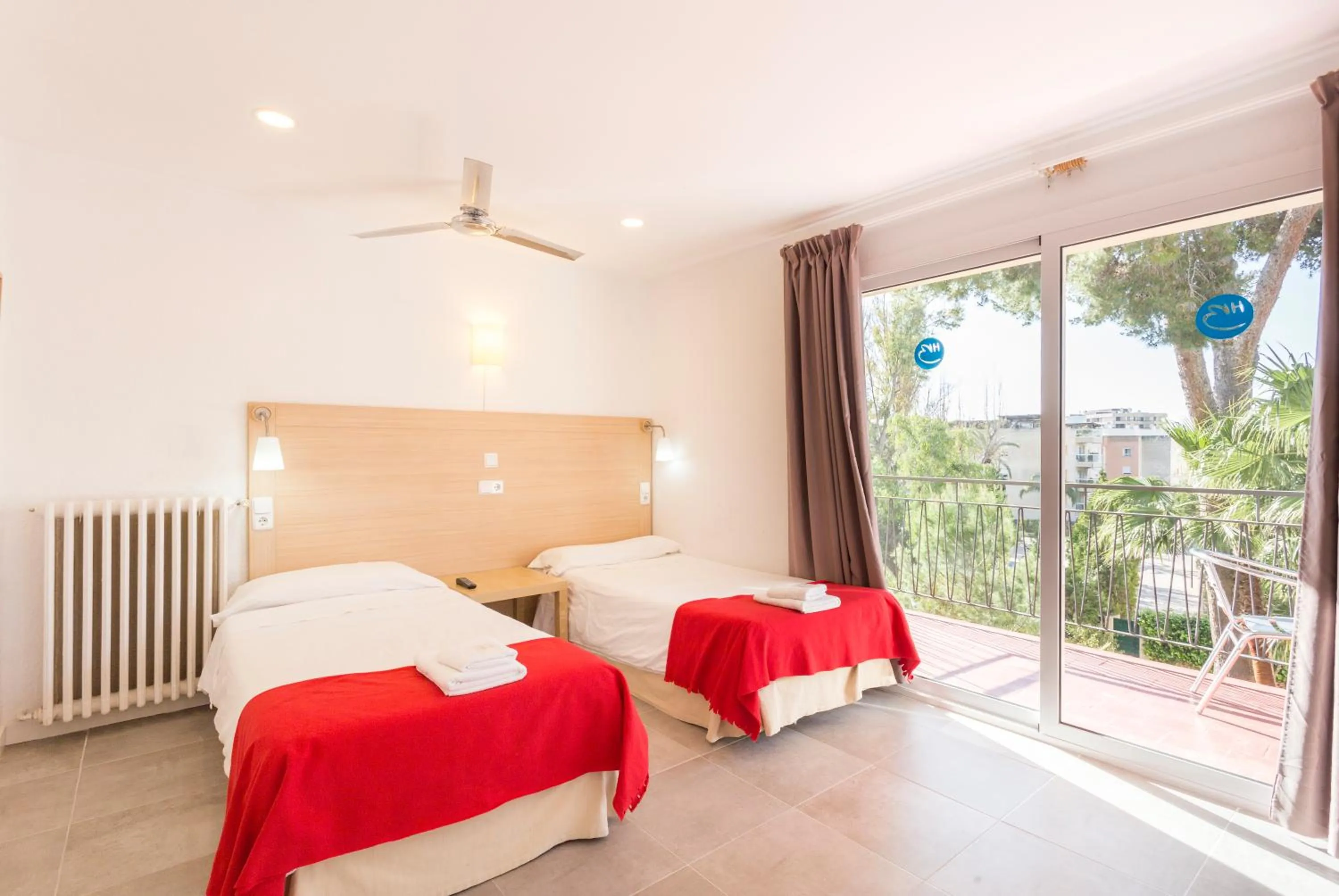 Balcony/Terrace, Bed in Hostal Bonany