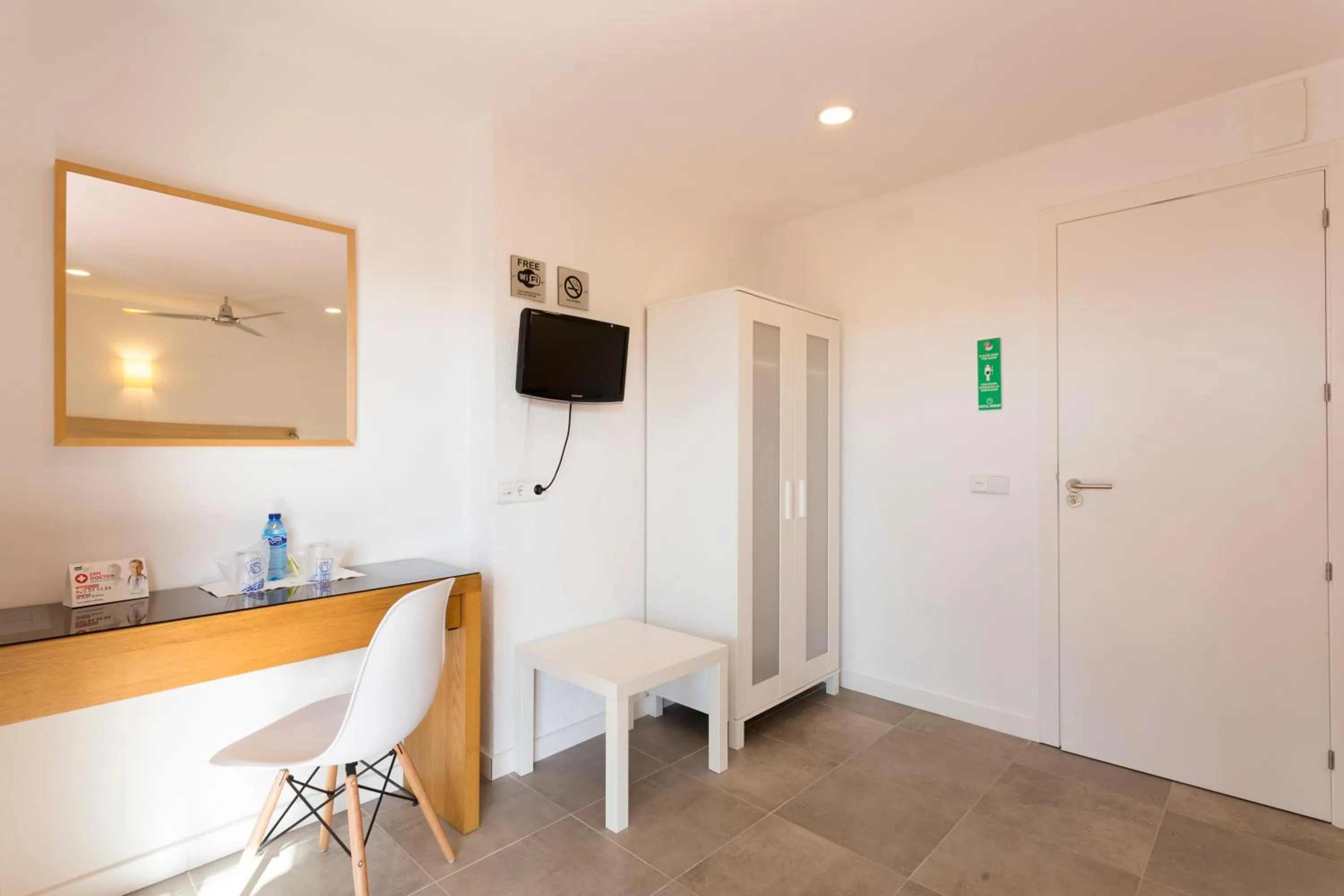 TV and multimedia in Hostal Bonany