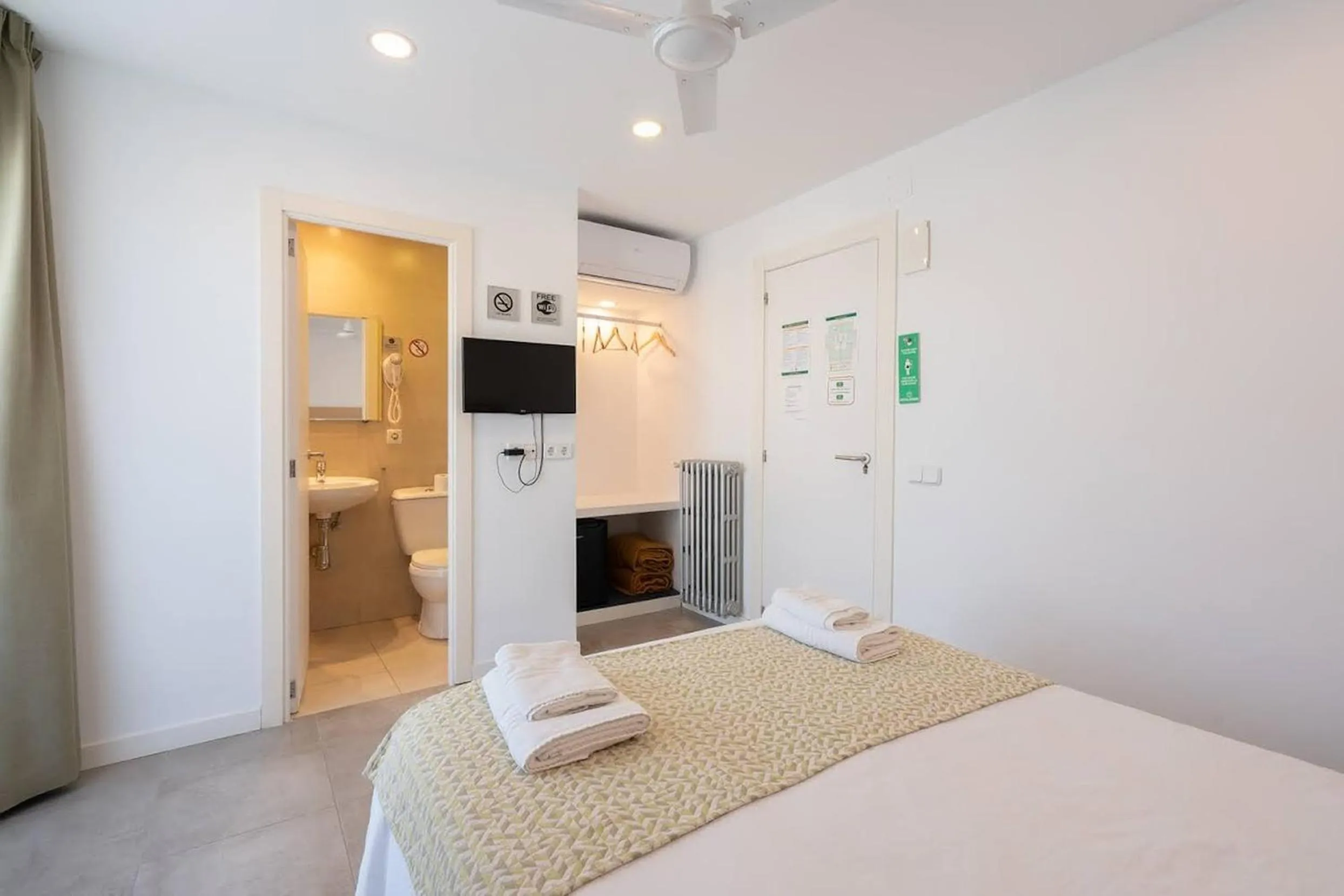 Toilet, Bed in Hostal Bonany