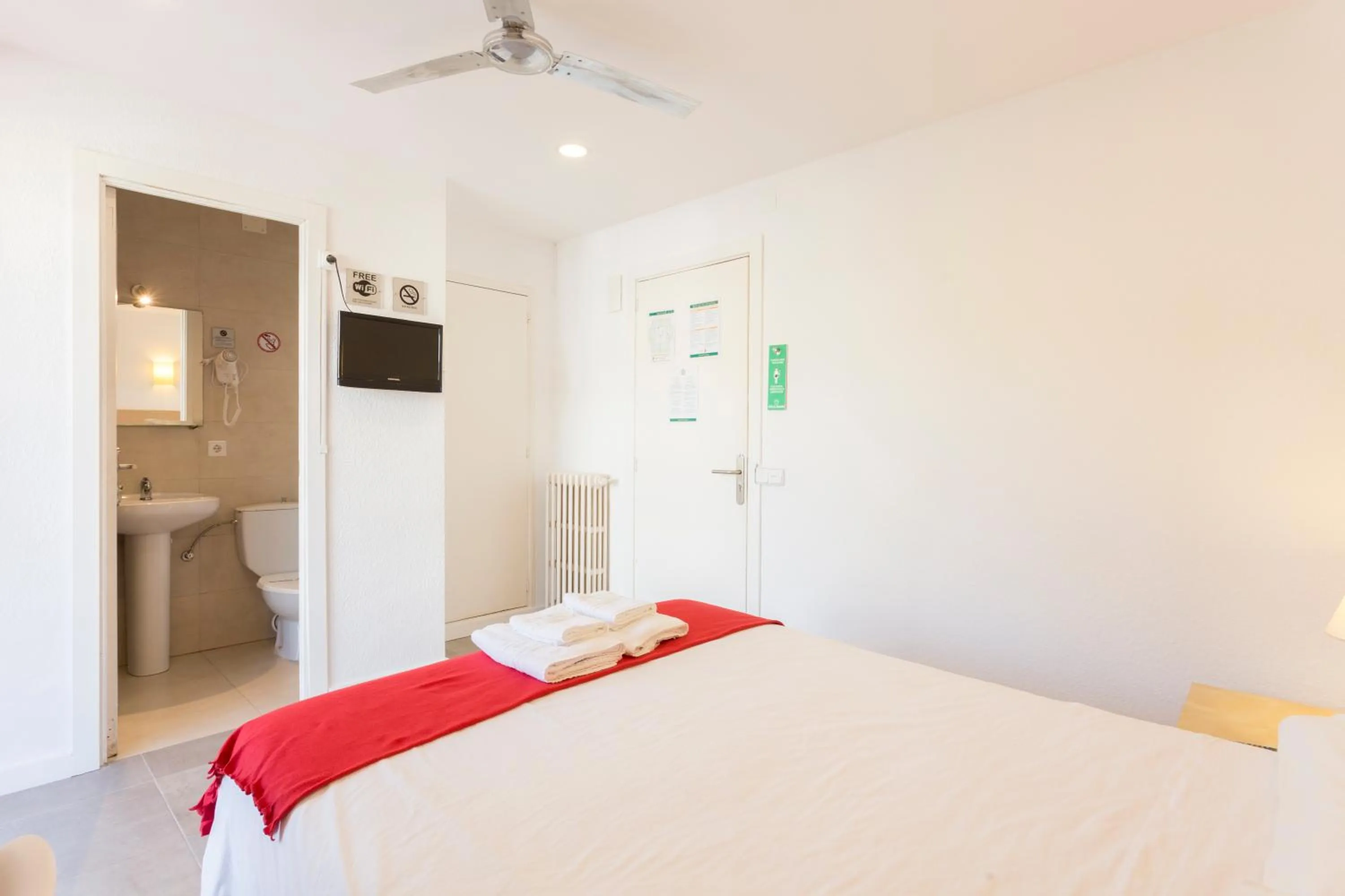 Bathroom, Bed in Hostal Bonany