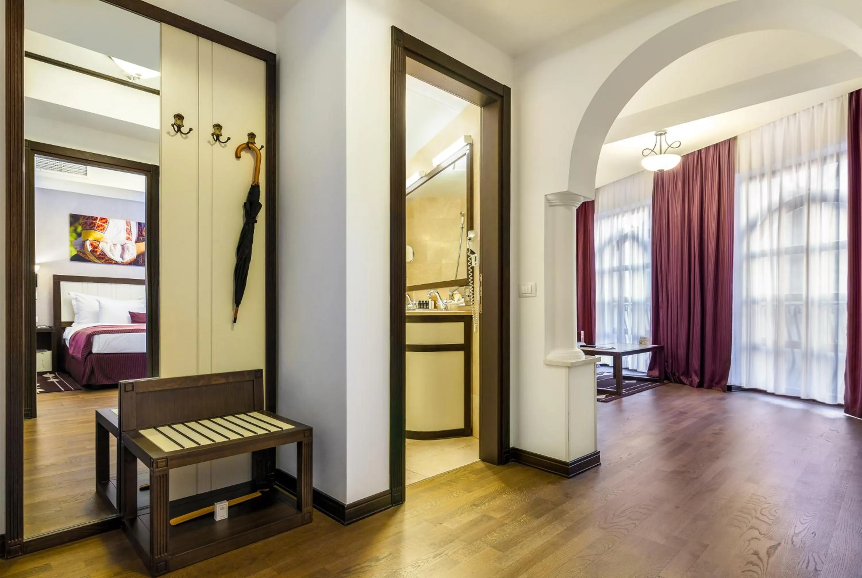 Bathroom, Bed in Epoque Hotel - Relais & Chateaux