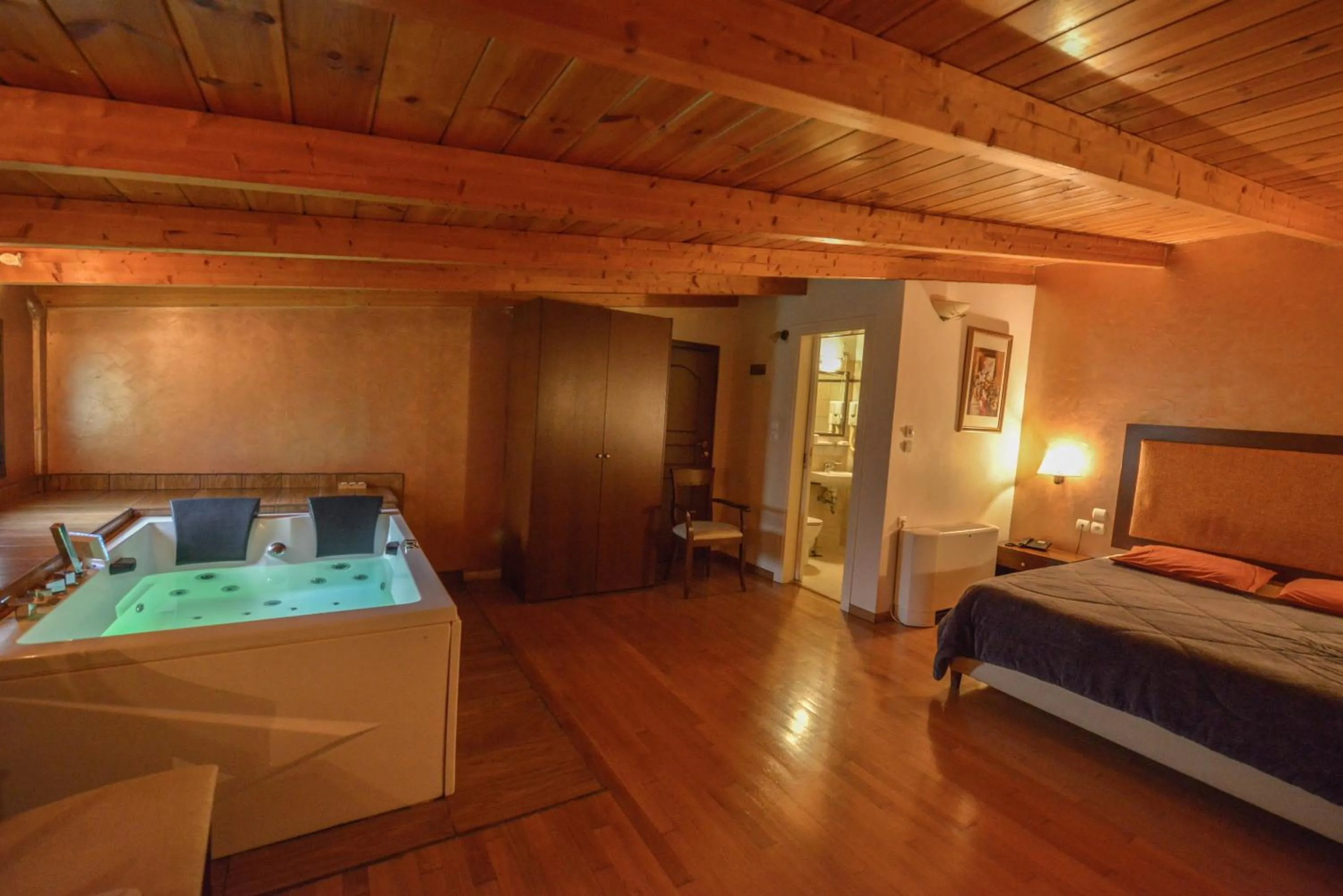 Hot Tub, Bed in Hotel Chris