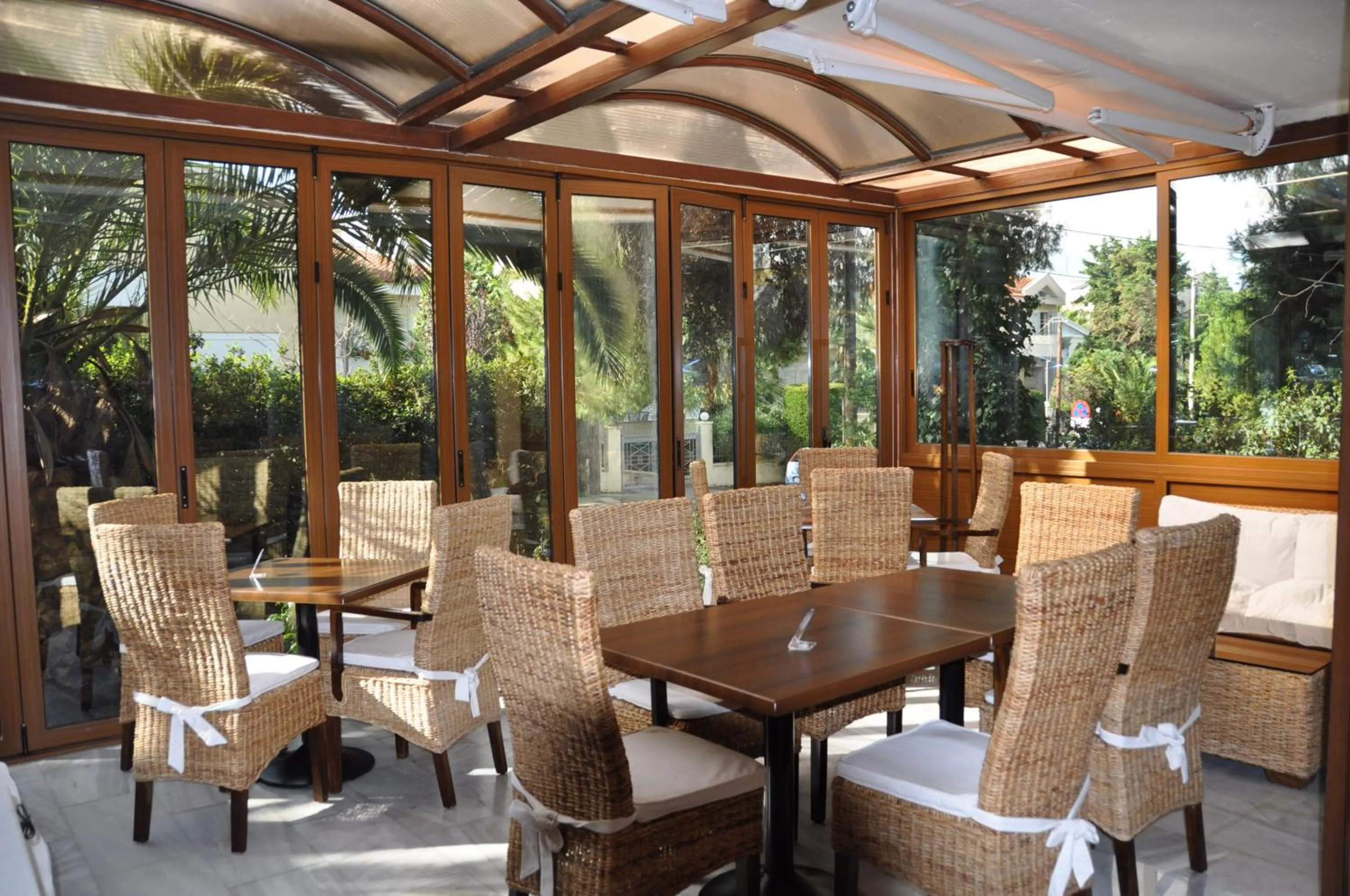 Restaurant/places to eat in Hotel Chris