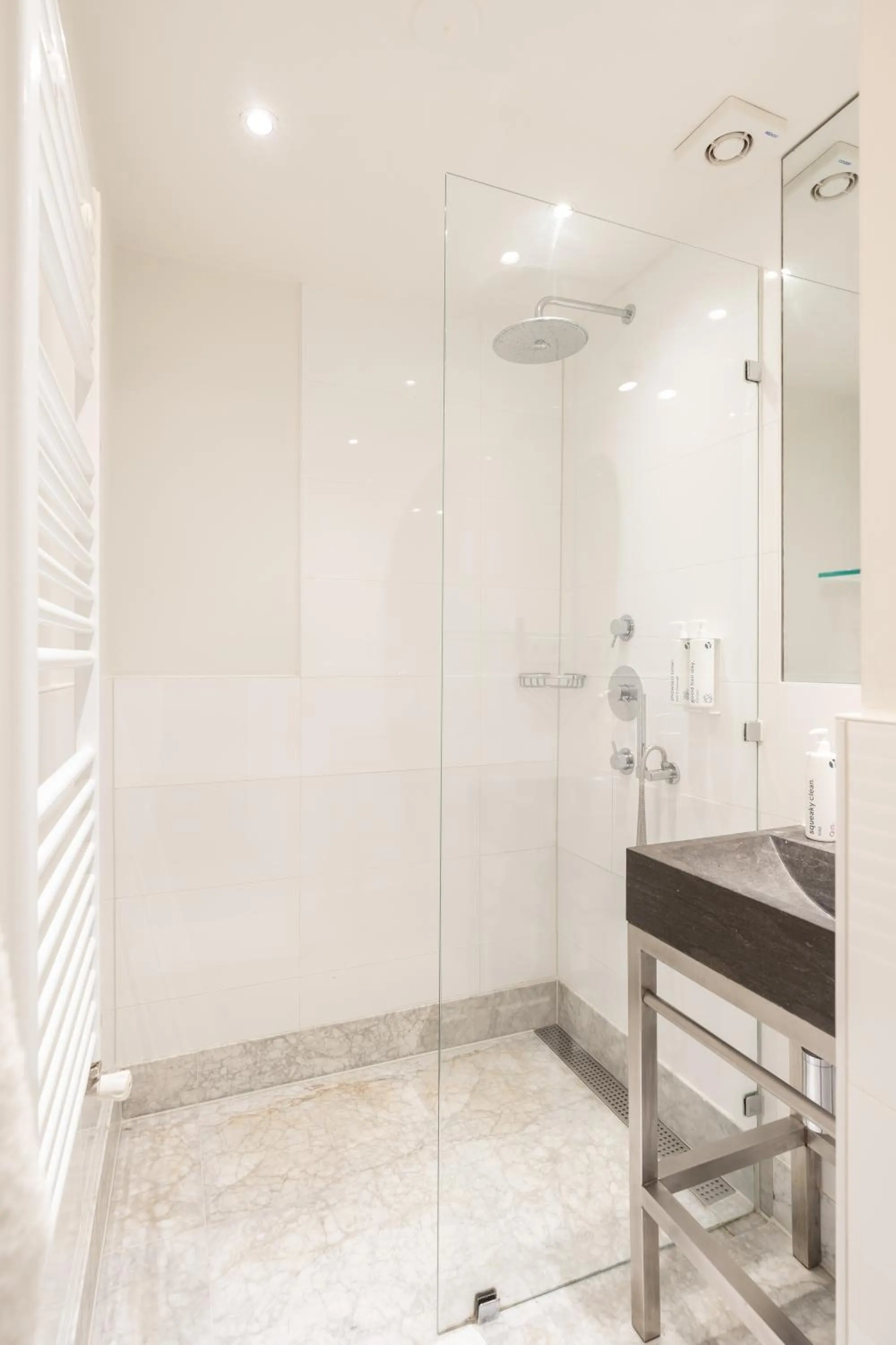 Shower in Numa Amsterdam Helmers