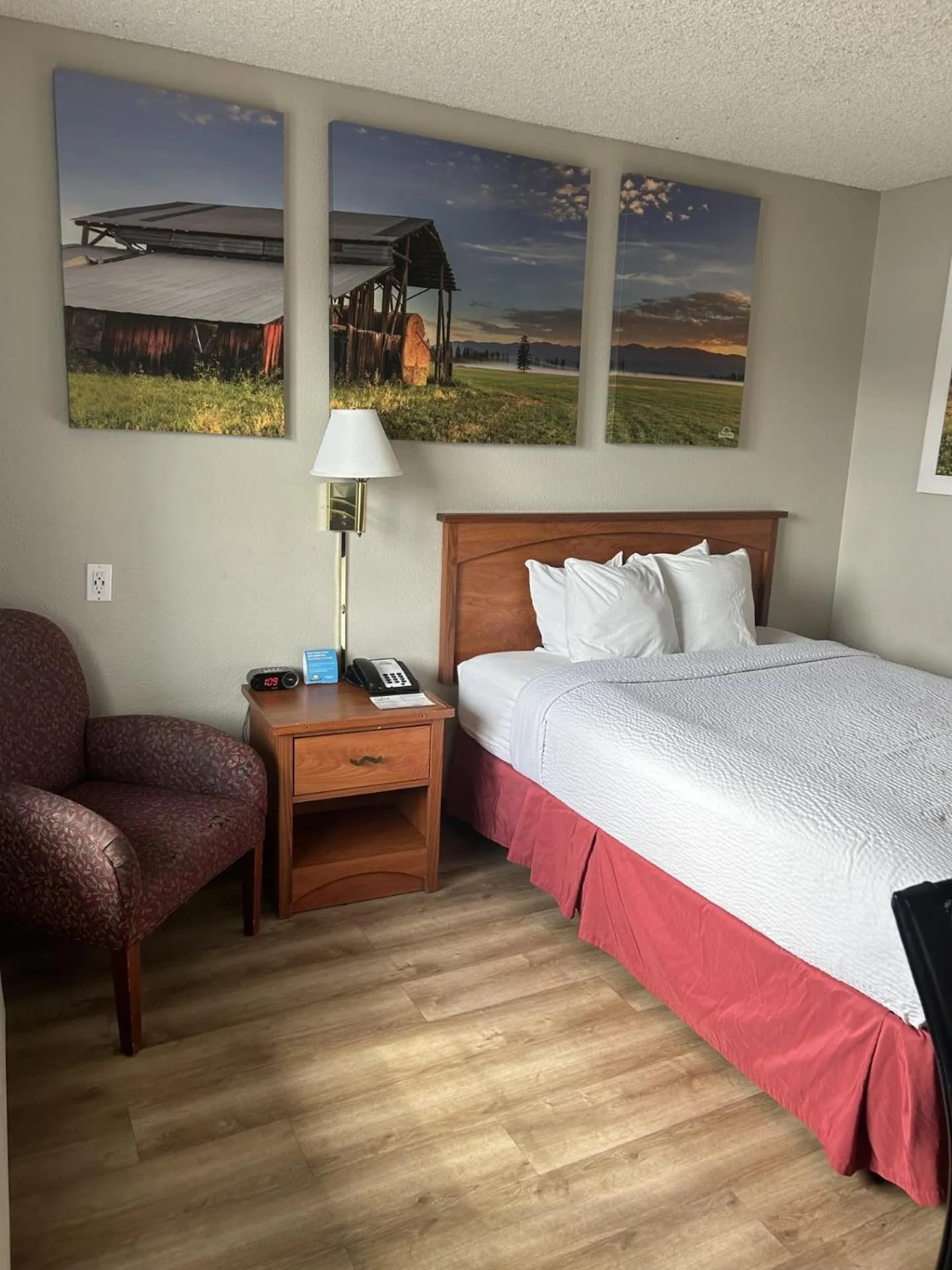 Bedroom, Bed in Days Inn by Wyndham Turlock