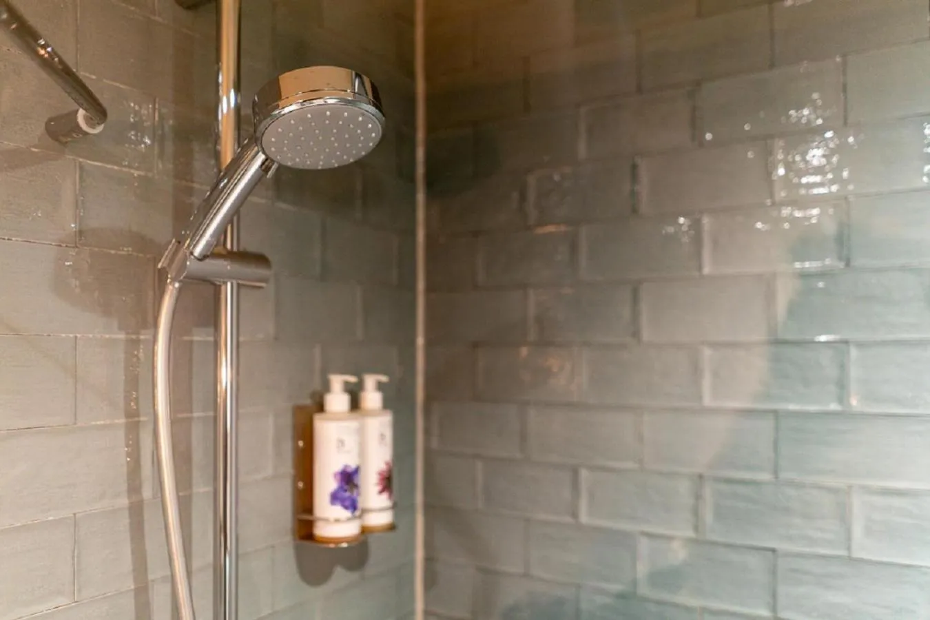 Shower in Castle Inn