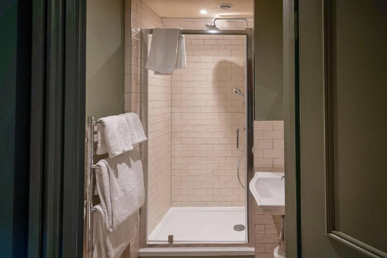 Shower in Castle Inn