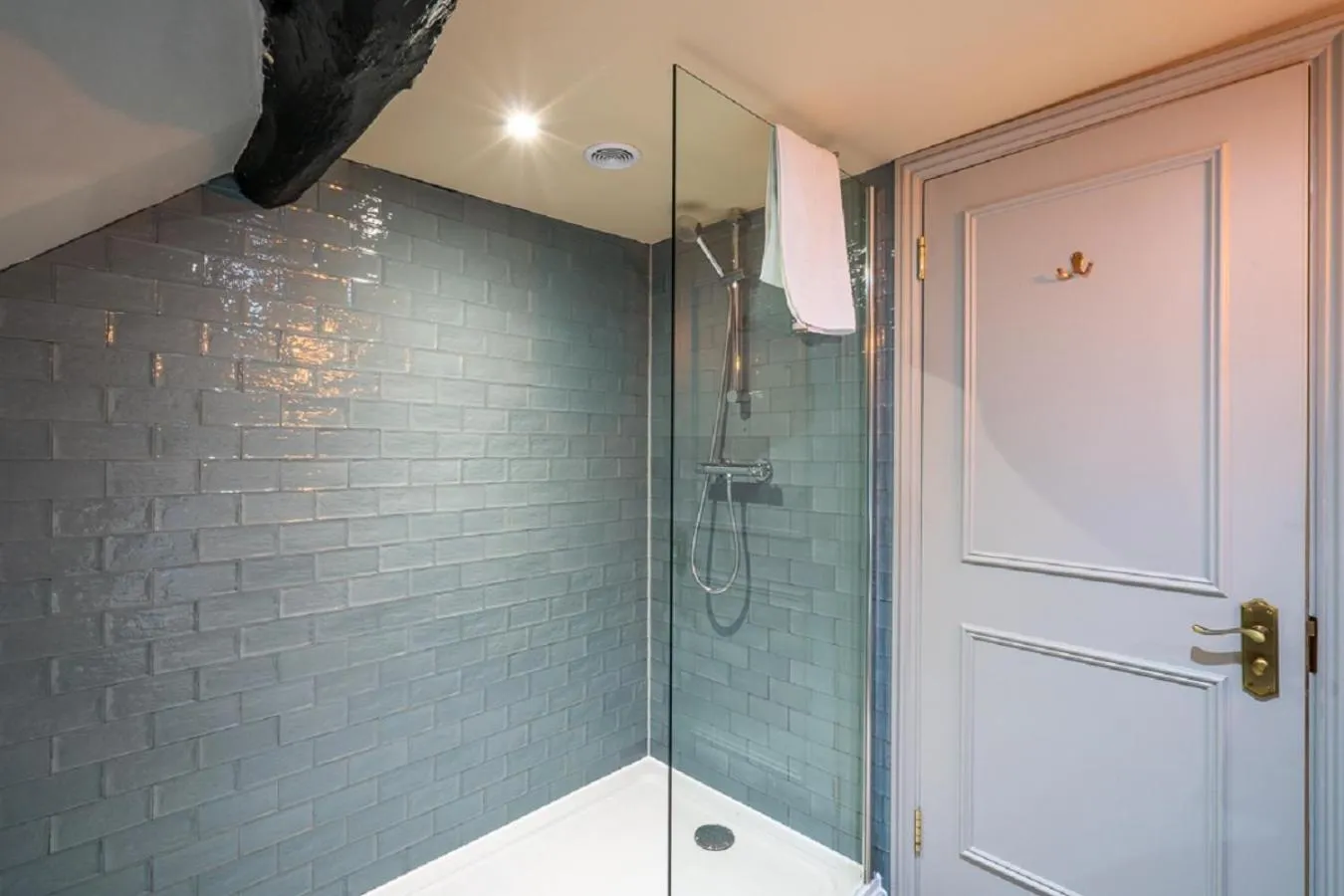 Shower in Castle Inn