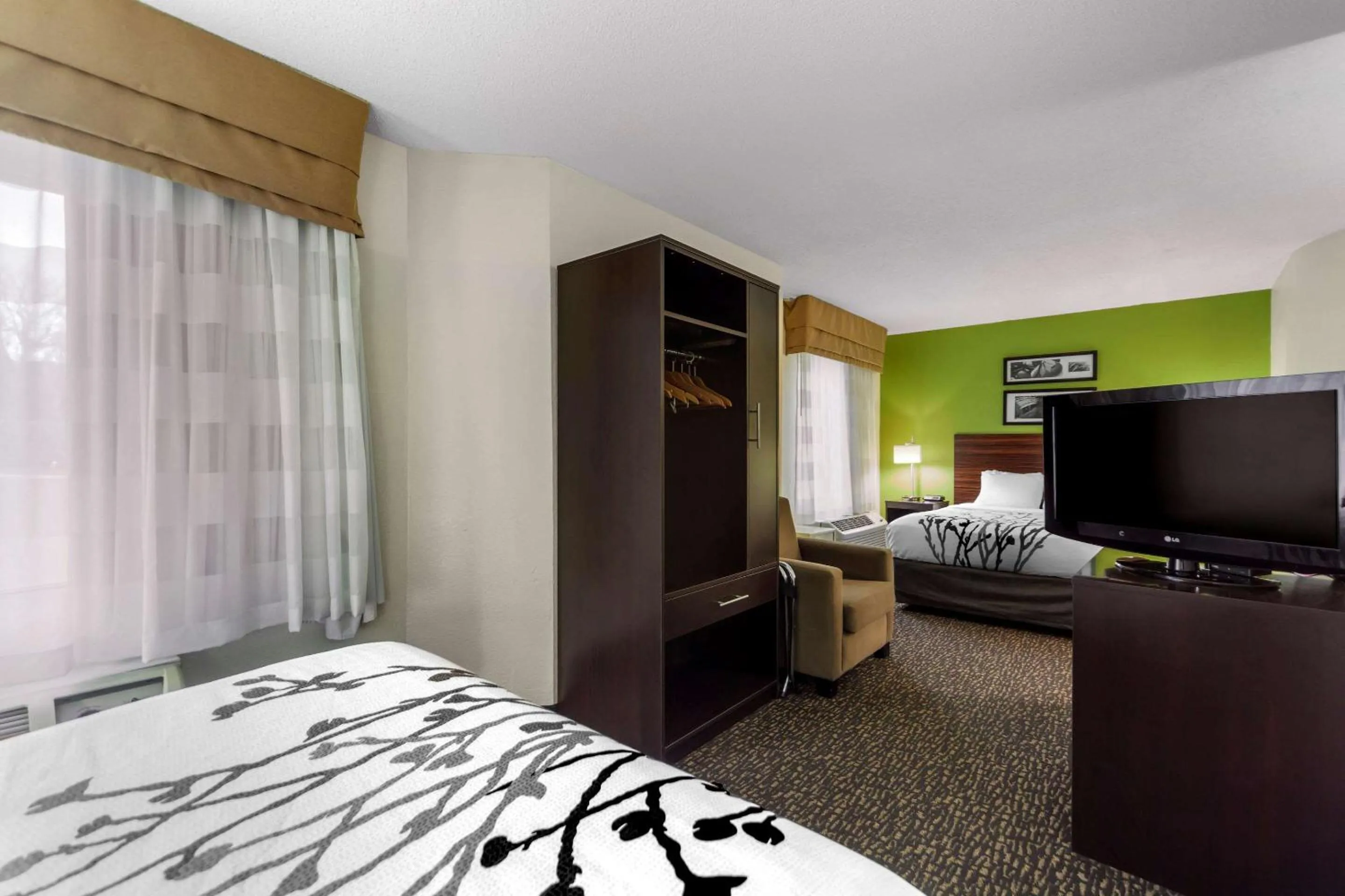 Photo of the whole room, Bed in Sleep Inn & Suites Omaha Airport
