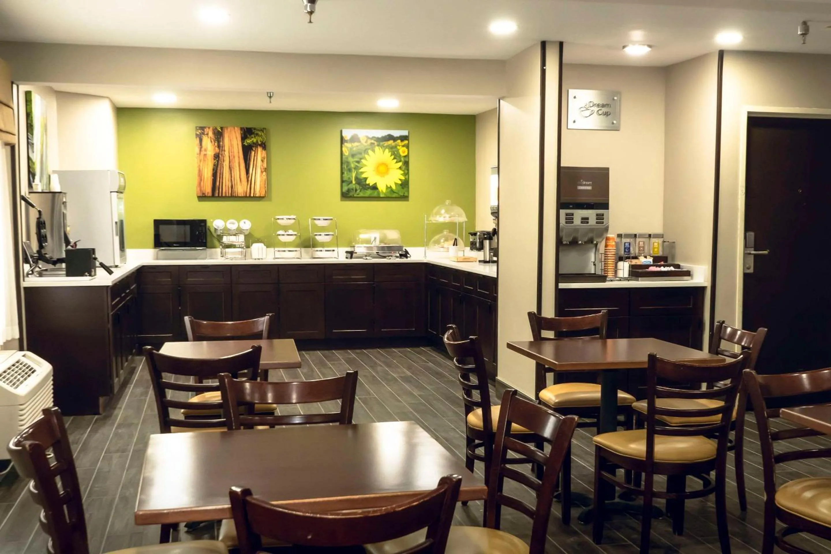 Breakfast in Sleep Inn & Suites Omaha Airport