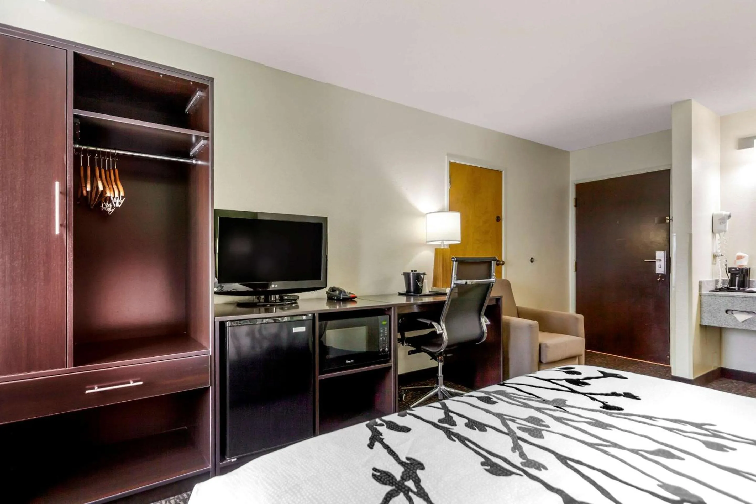 Photo of the whole room, Bed in Sleep Inn & Suites Omaha Airport