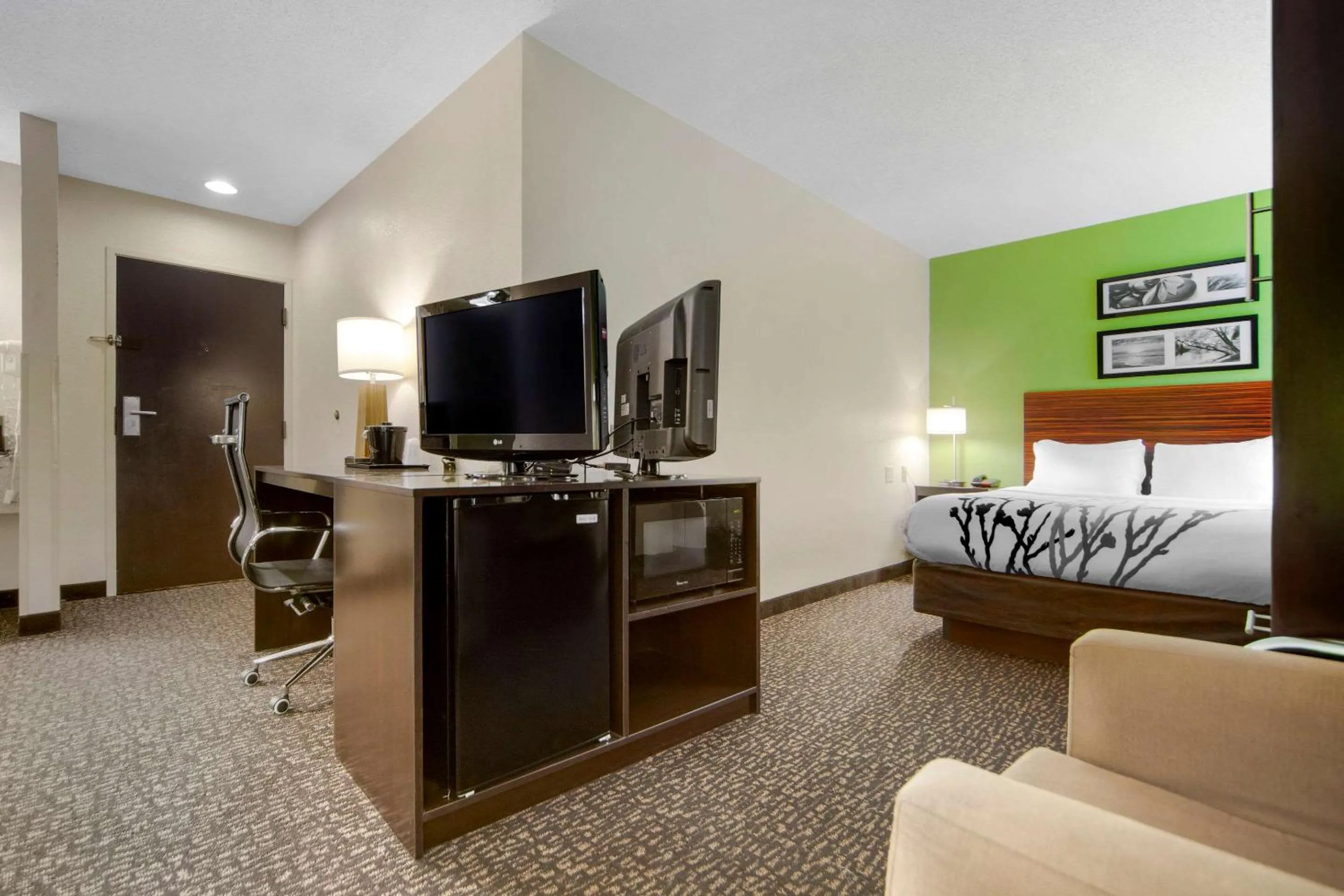 Photo of the whole room, Bed in Sleep Inn & Suites Omaha Airport