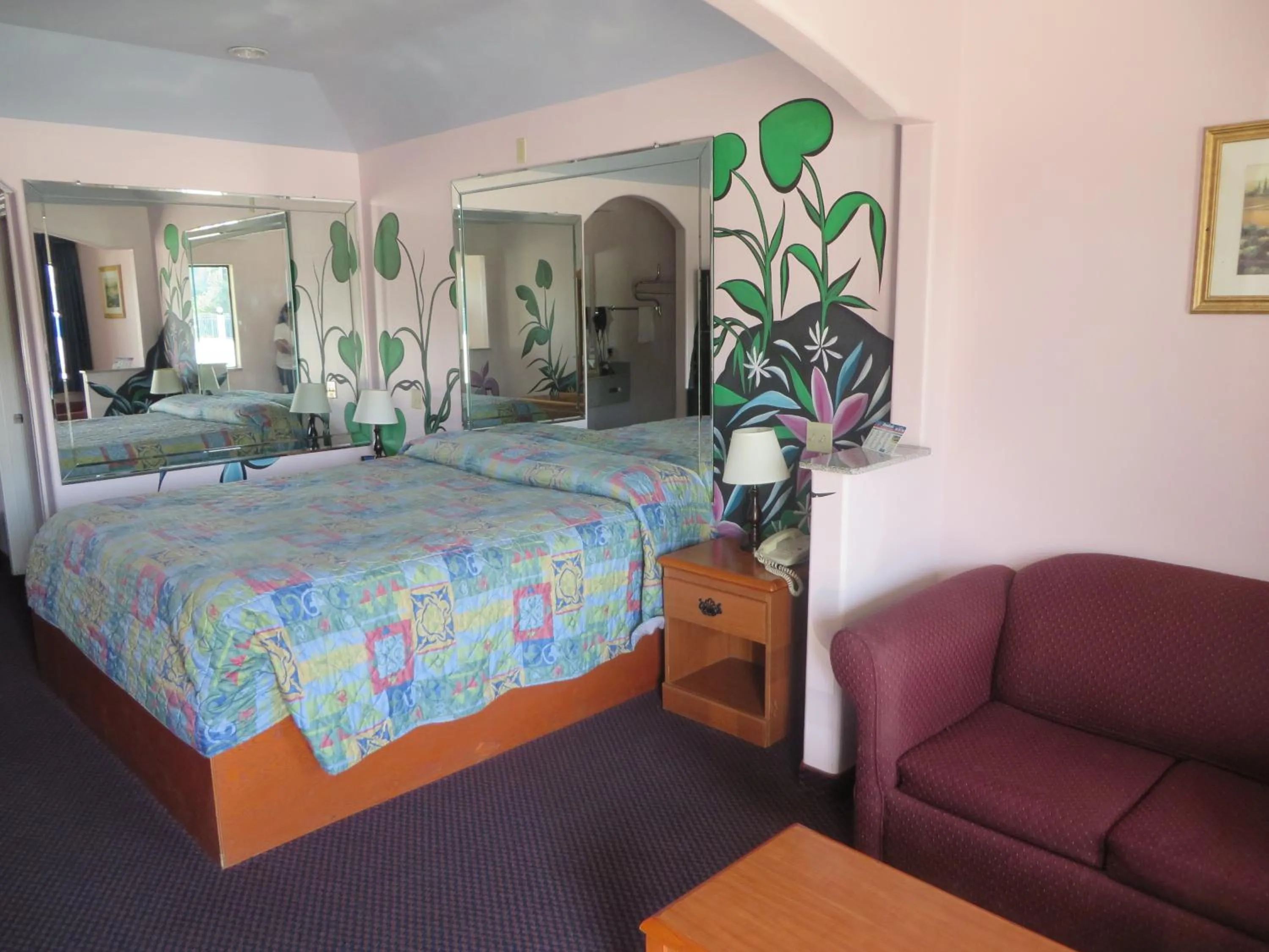 Bed in Travelers Inn and Suites Liberty