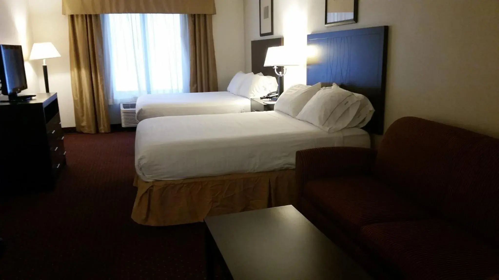 Standard Queen Room with Two Queen Beds in Holiday Inn Express Syracuse-Fairgrounds by IHG Standard Queen Room with Two Queen Beds in Holiday Inn Express Syracuse-Fairgrounds by IHG