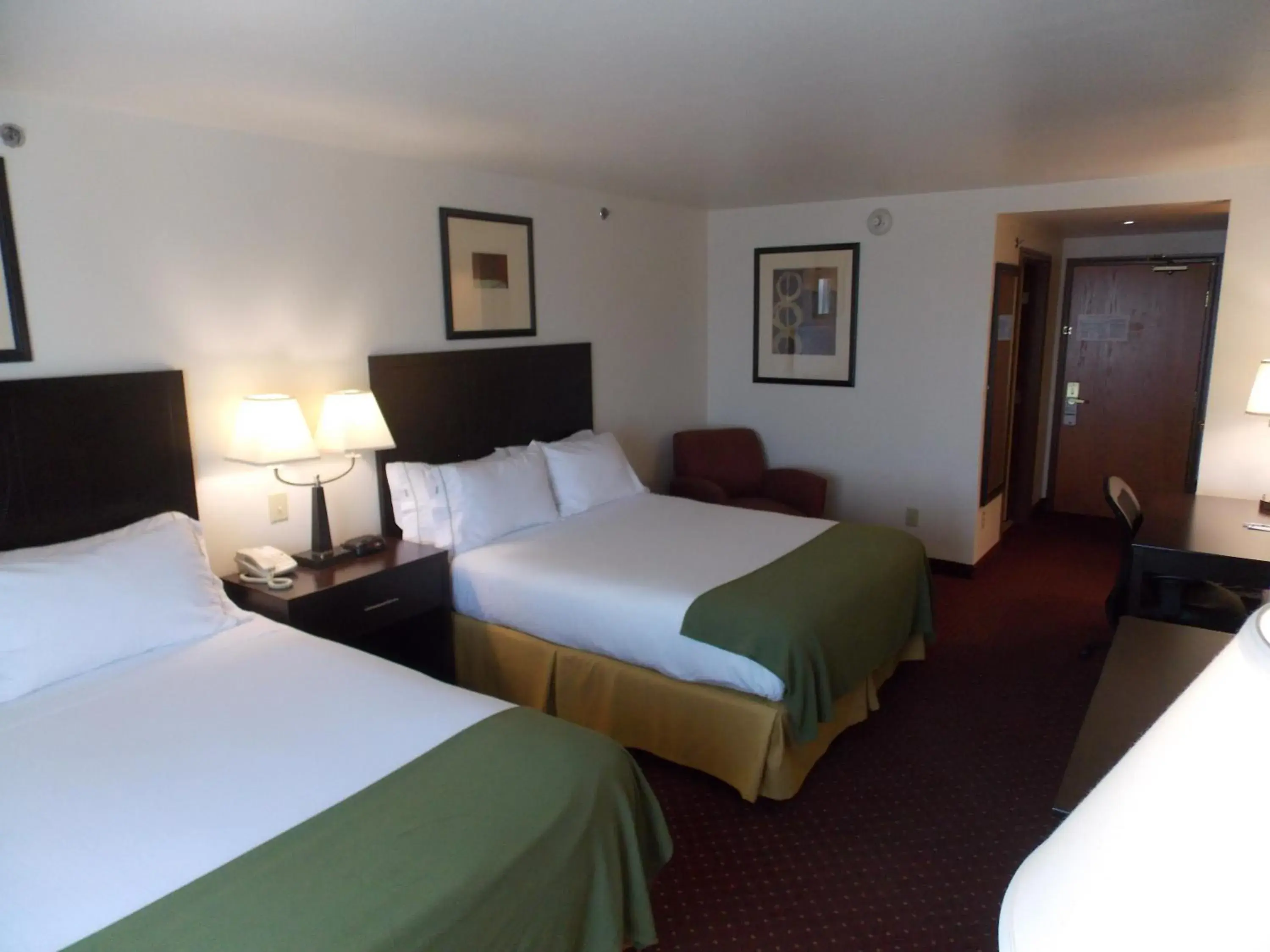 Standard Queen Room with Two Queen Beds and Mobility Accessible Tub in Holiday Inn Express Syracuse-Fairgrounds by IHG Standard Queen Room with Two Queen Beds and Mobility Accessible Tub in Holiday Inn Express Syracuse-Fairgrounds by IHG