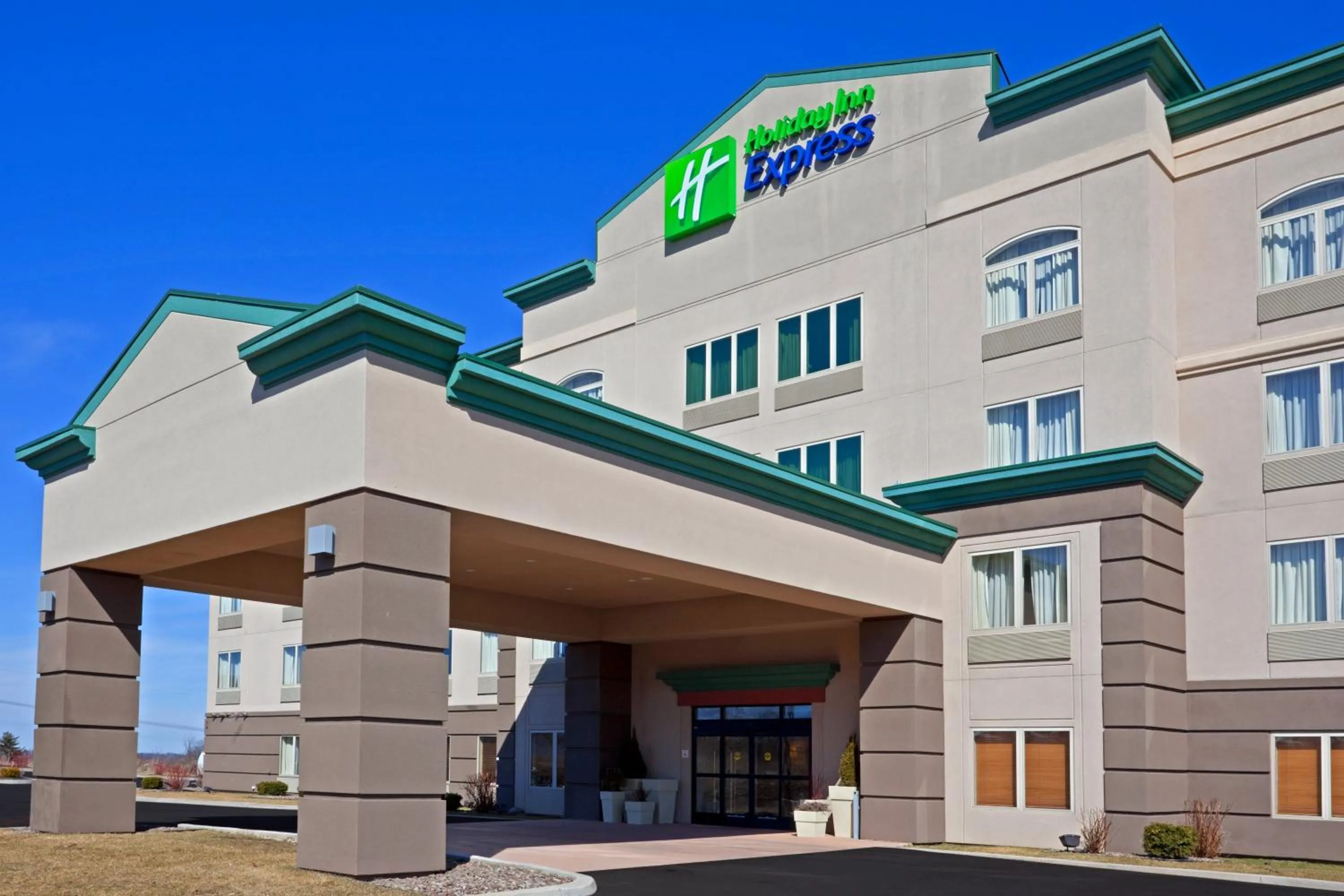Property building in Holiday Inn Express Syracuse-Fairgrounds by IHG