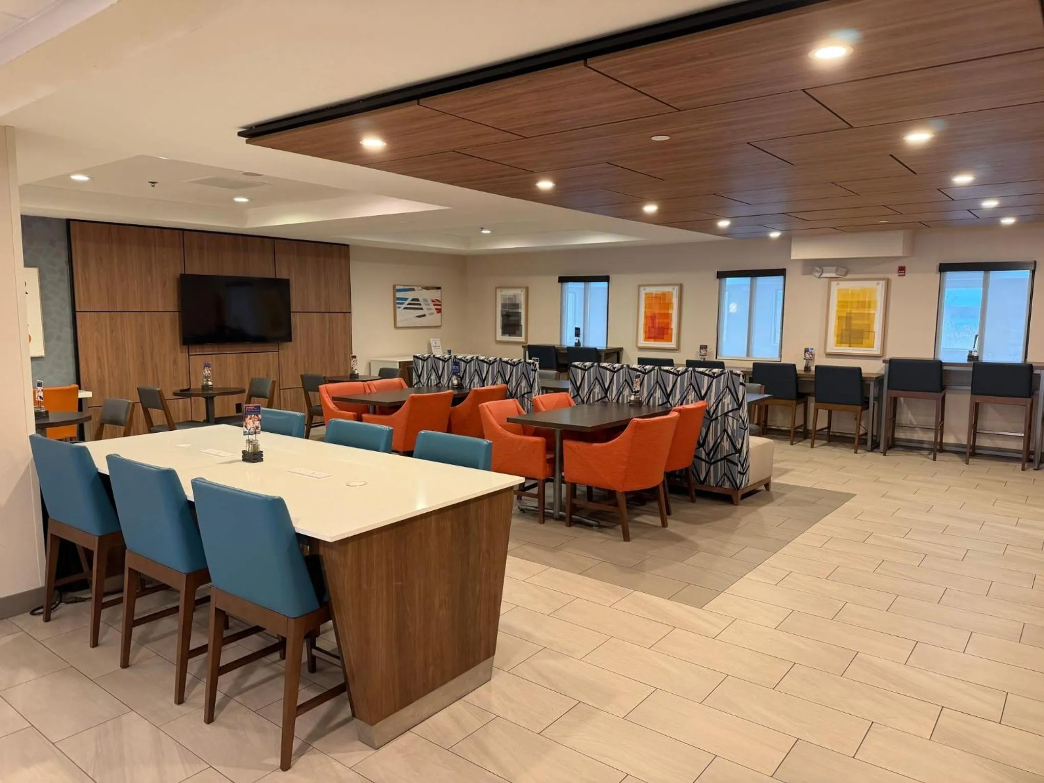 Breakfast in Holiday Inn Express Syracuse-Fairgrounds by IHG