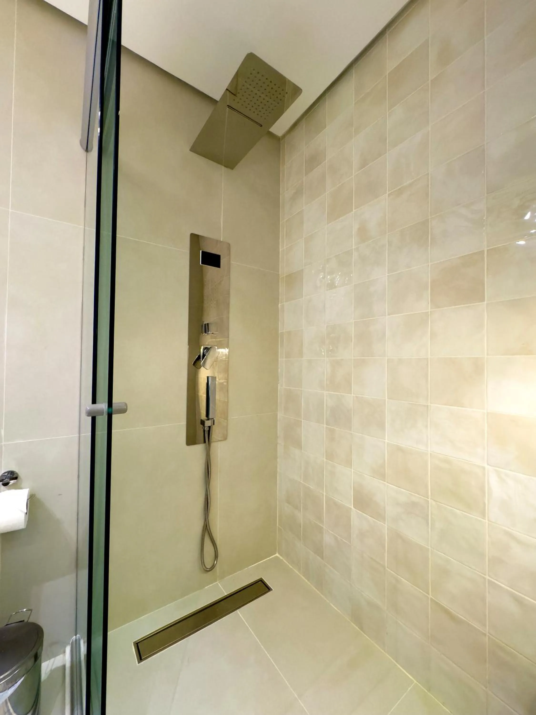 Shower in Best Western Shalimar Praia Hotel