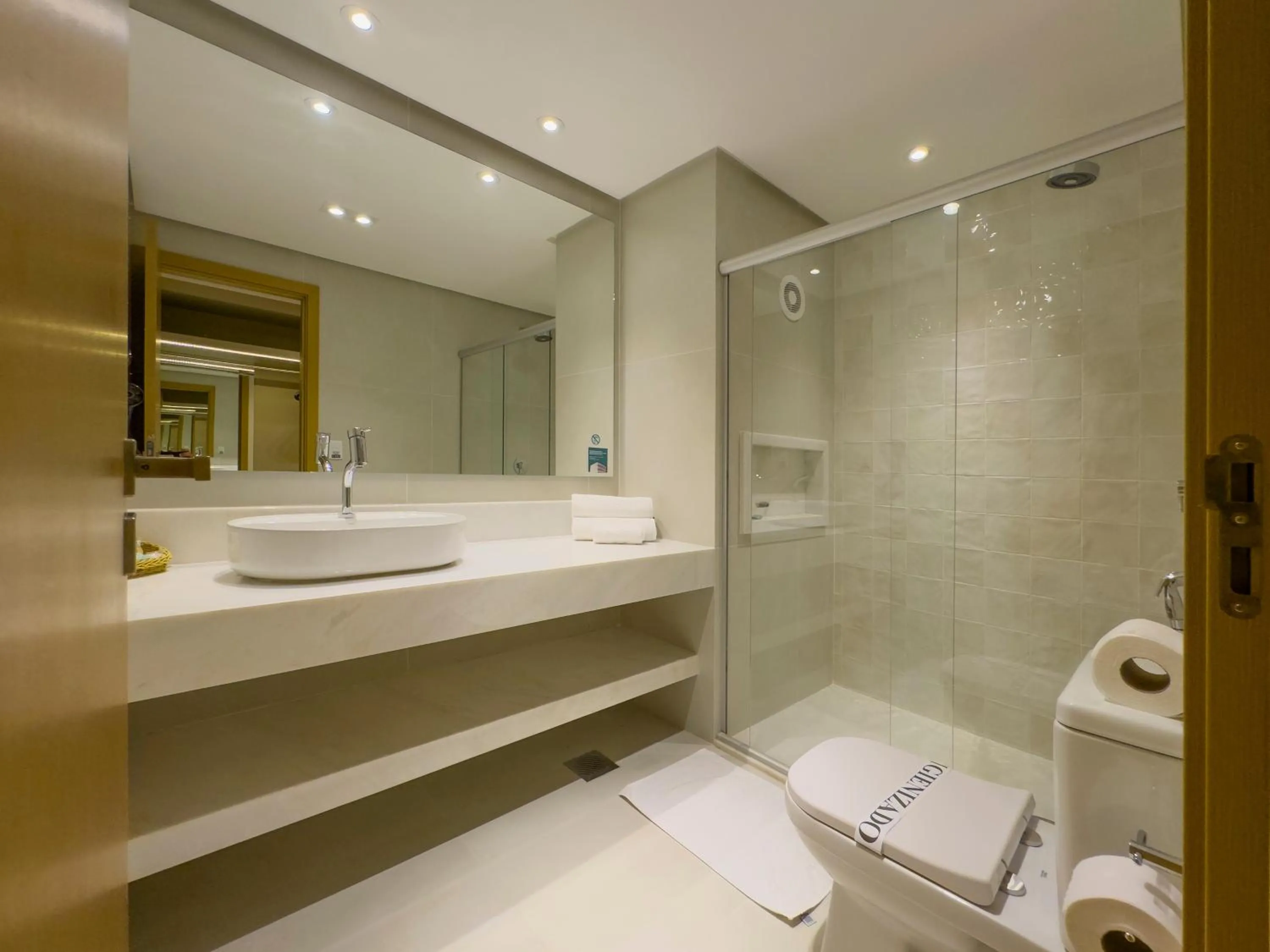 Bathroom in Best Western Shalimar Praia Hotel