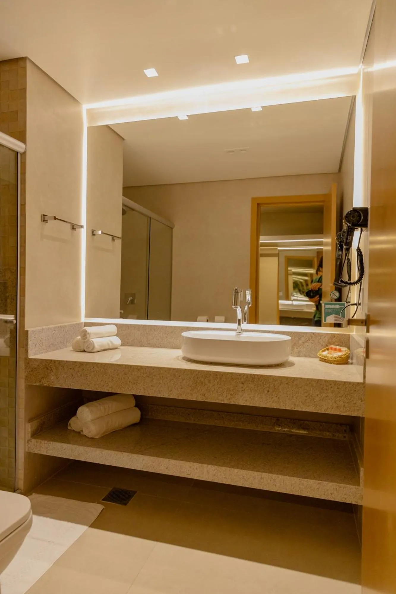 Shower in Best Western Shalimar Praia Hotel