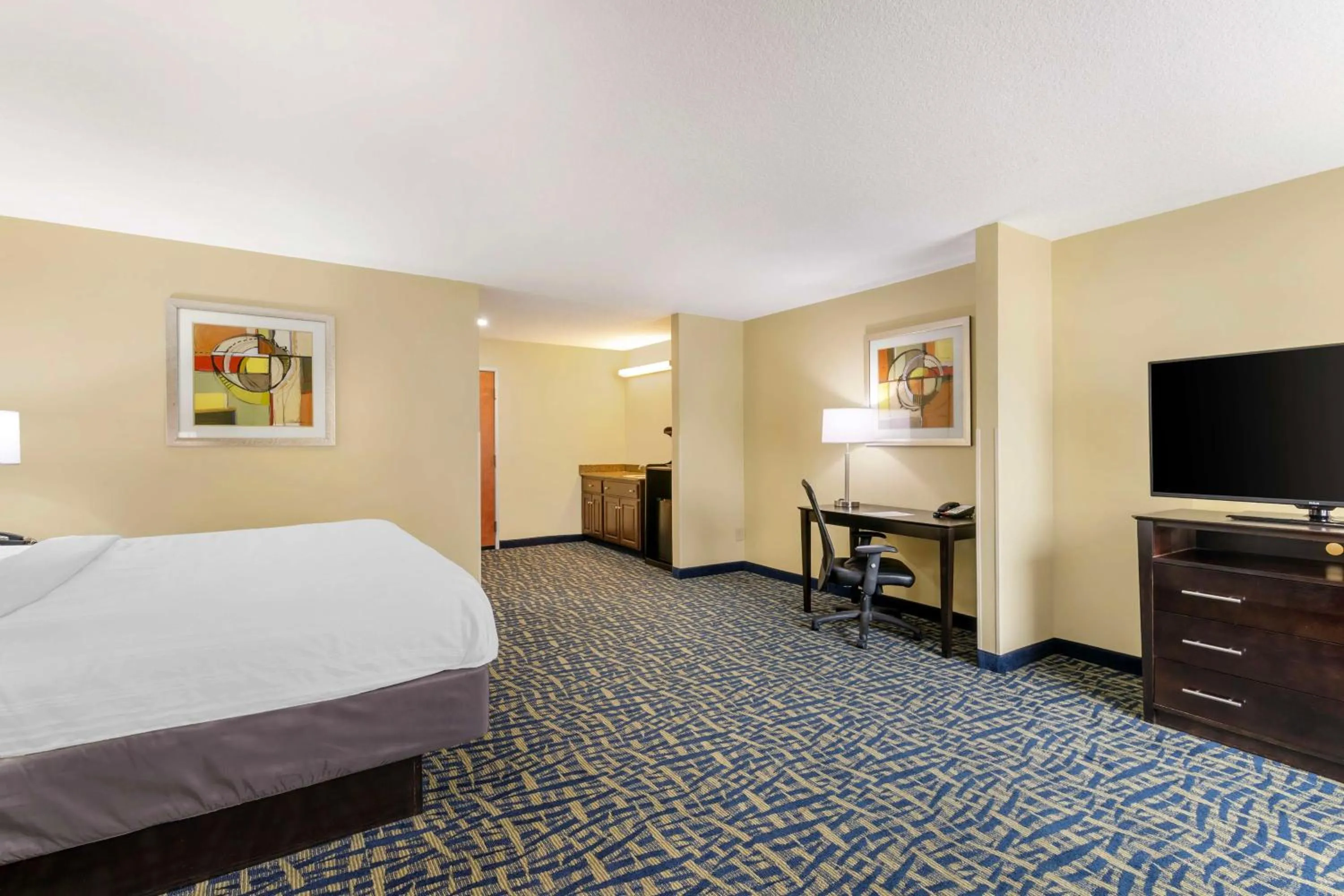 Bedroom, Bed in Best Western Plus Brunswick Inn & Suites