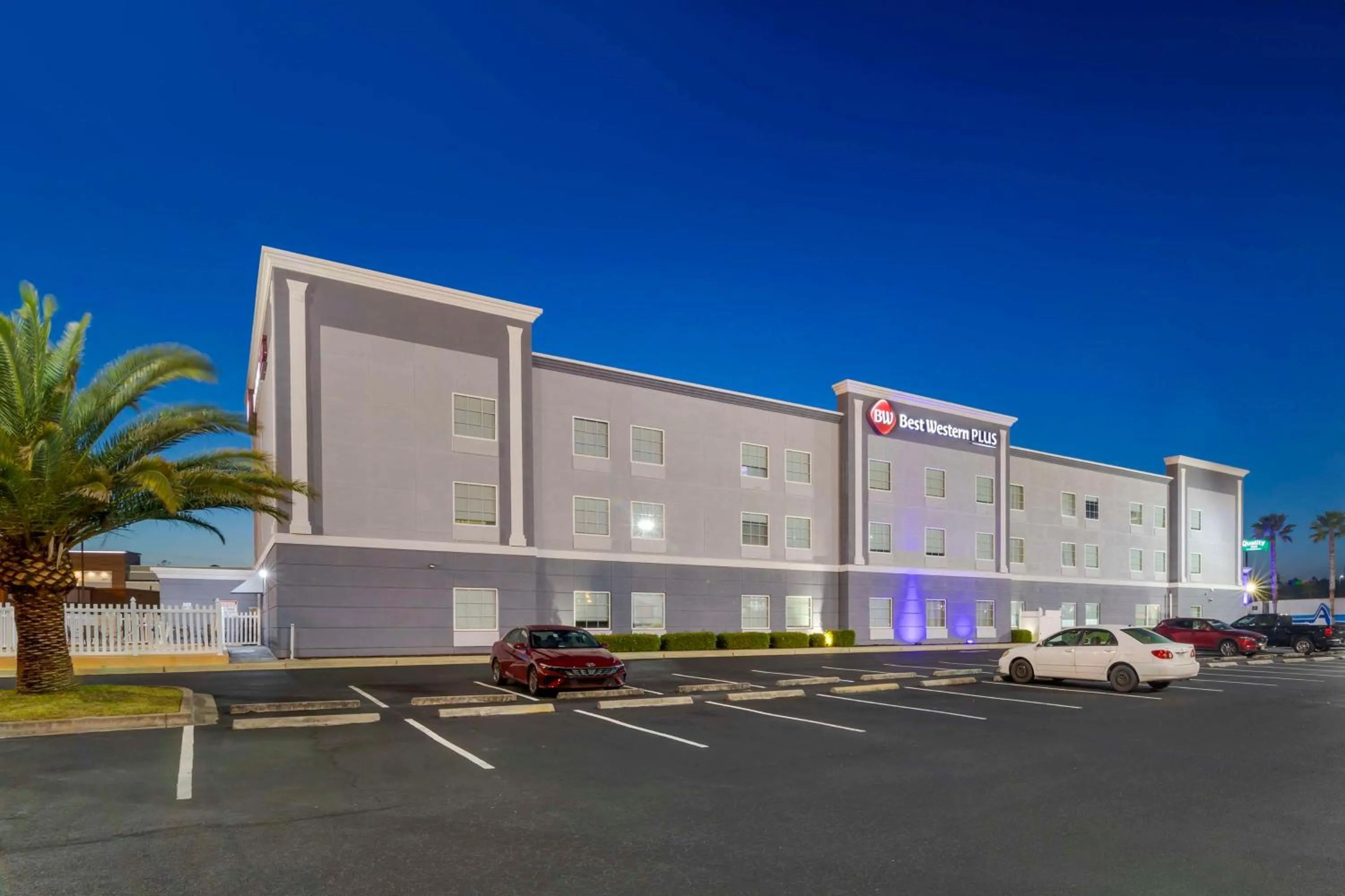 Property building in Best Western Plus Brunswick Inn & Suites