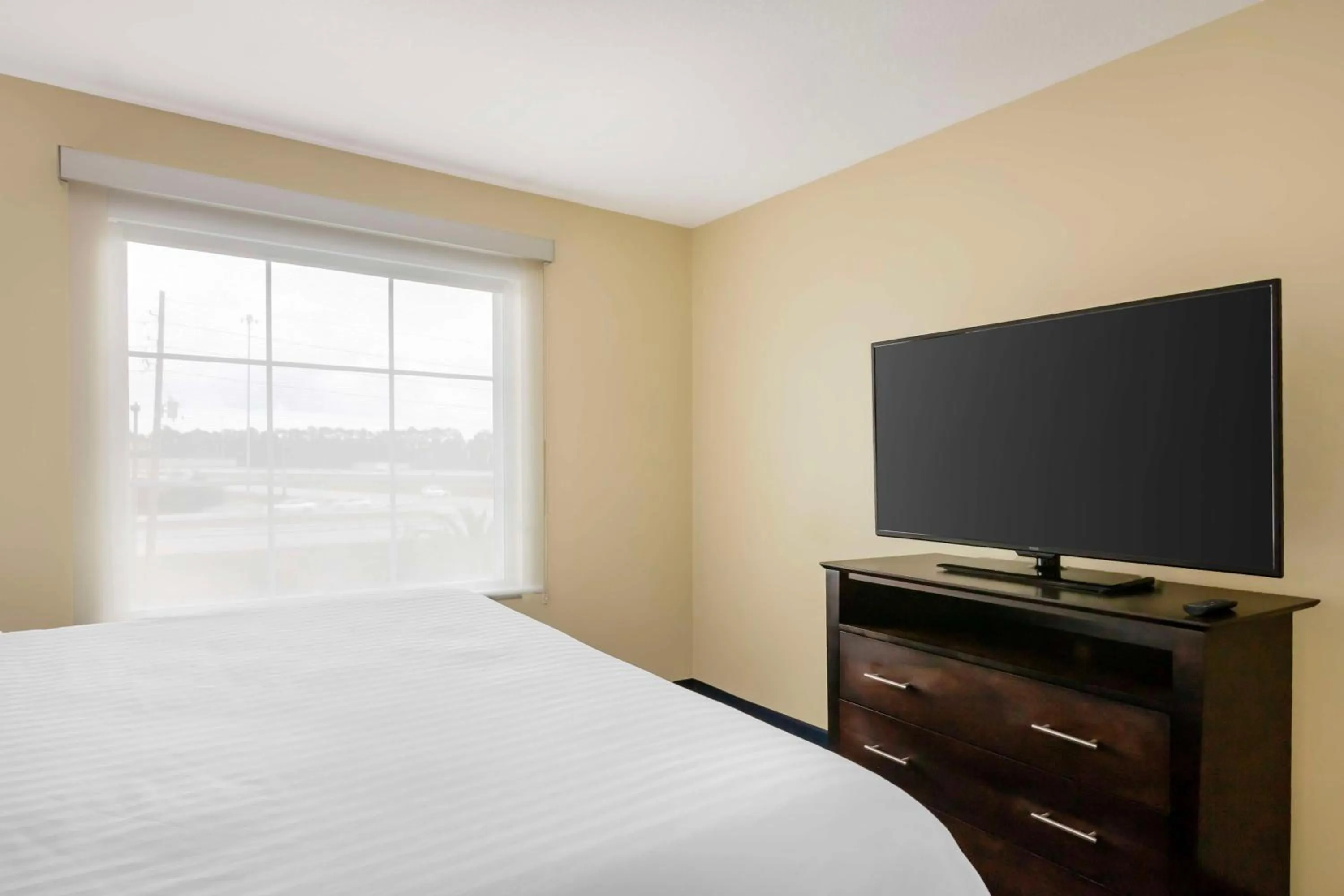 Bedroom, Bed in Best Western Plus Brunswick Inn & Suites