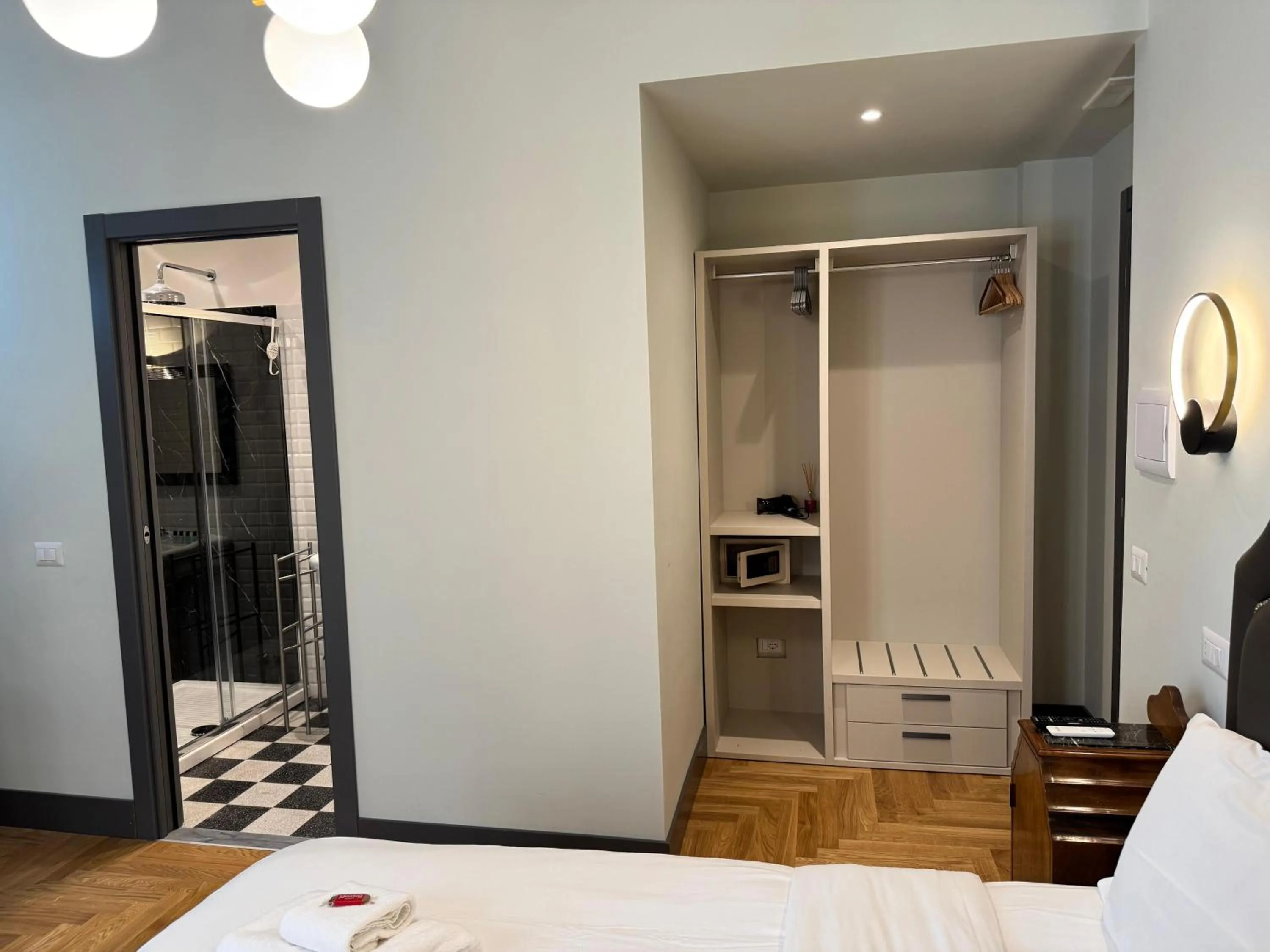 wardrobe, Bed in Santa Monica Townhouse