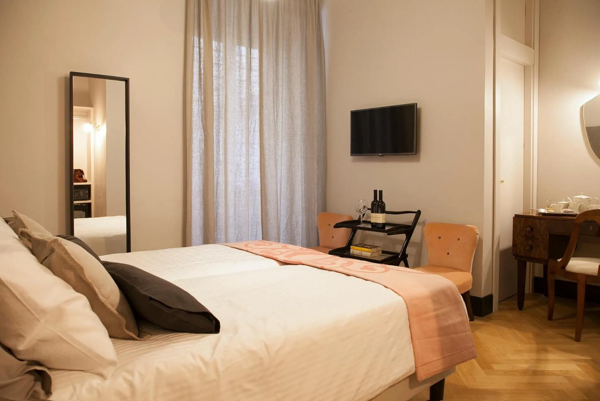 Bedroom, Bed in Santa Monica Townhouse