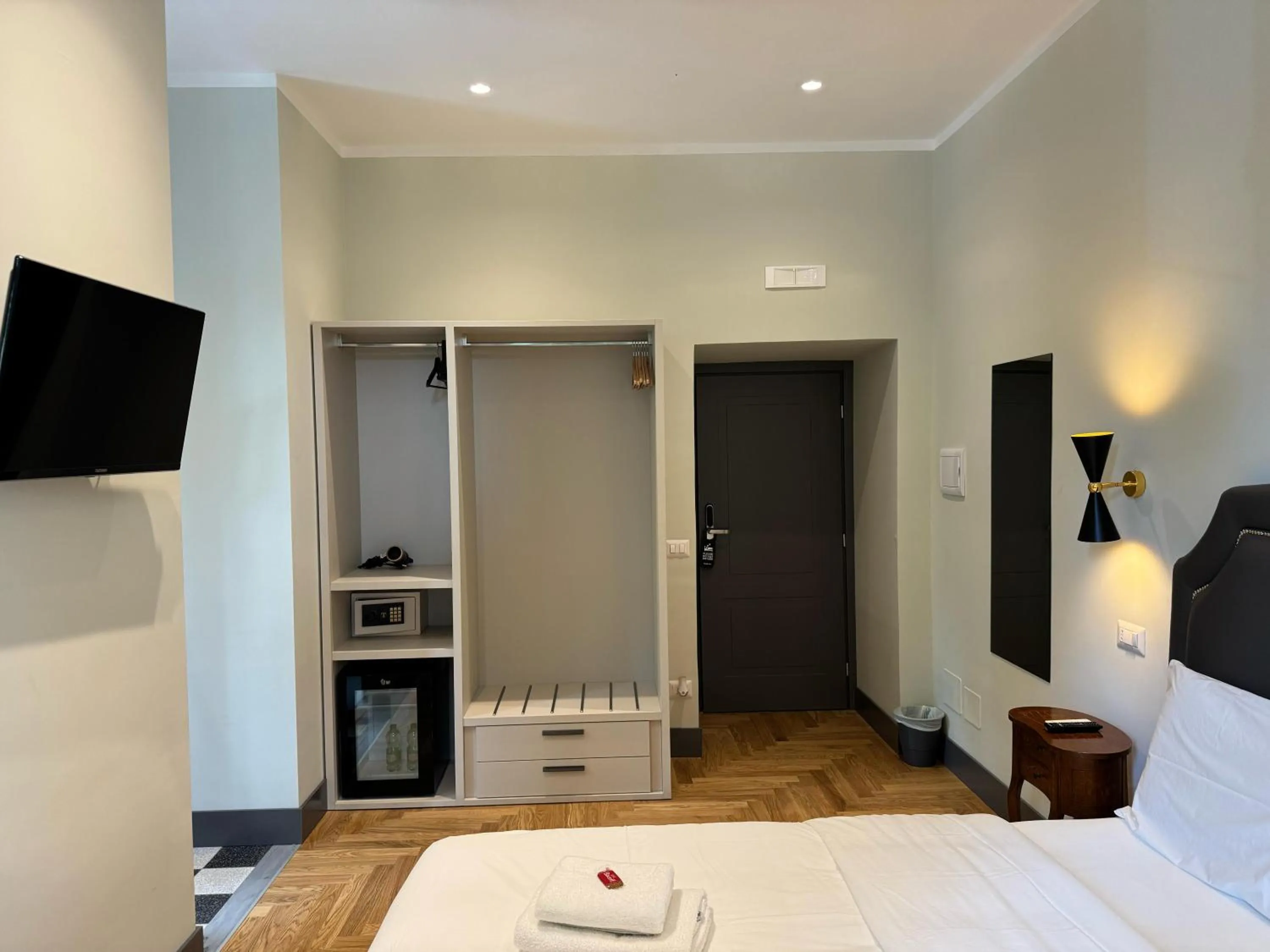 wardrobe, Bed in Santa Monica Townhouse