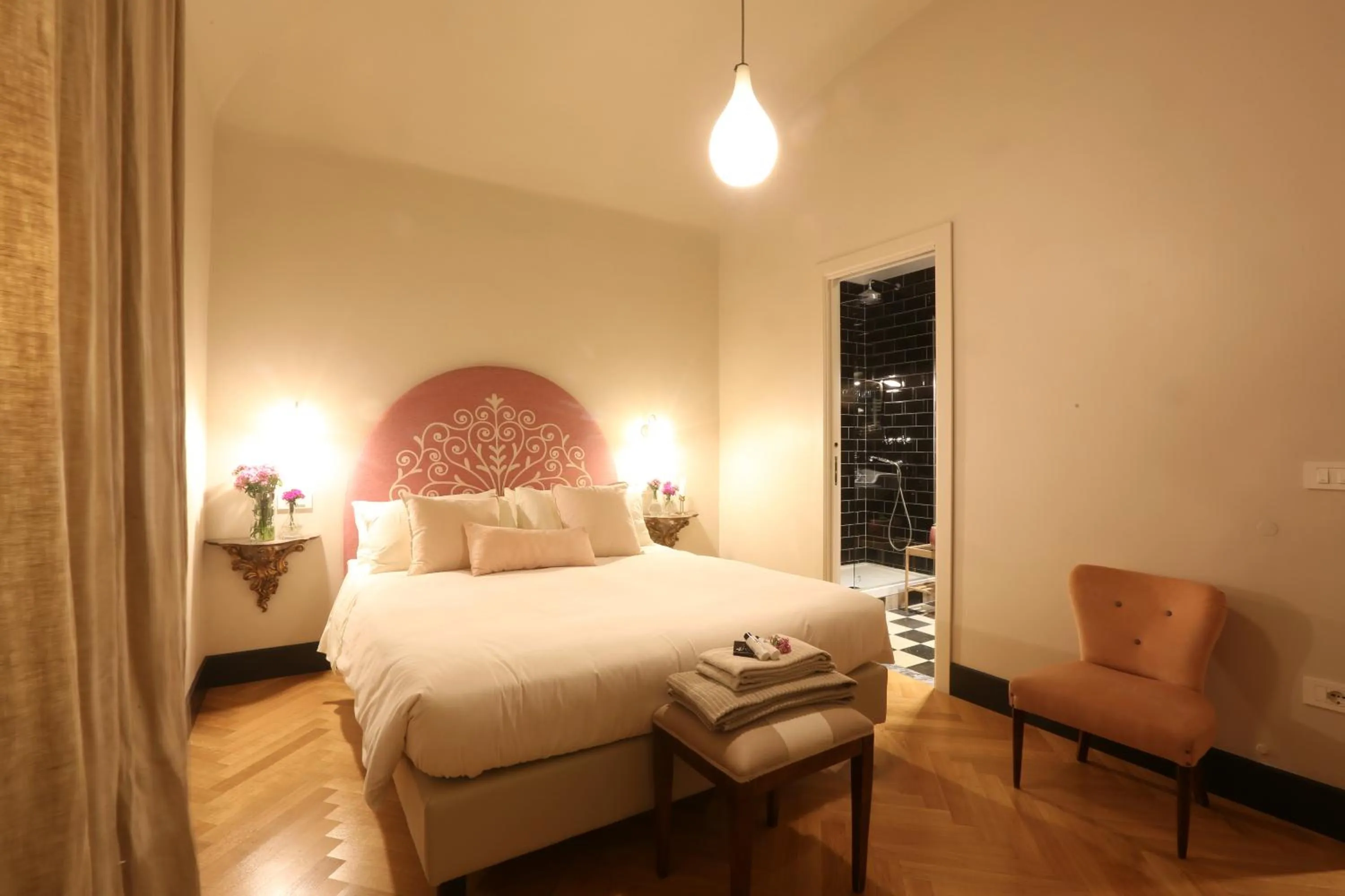 Photo of the whole room, Bed in Santa Monica Townhouse